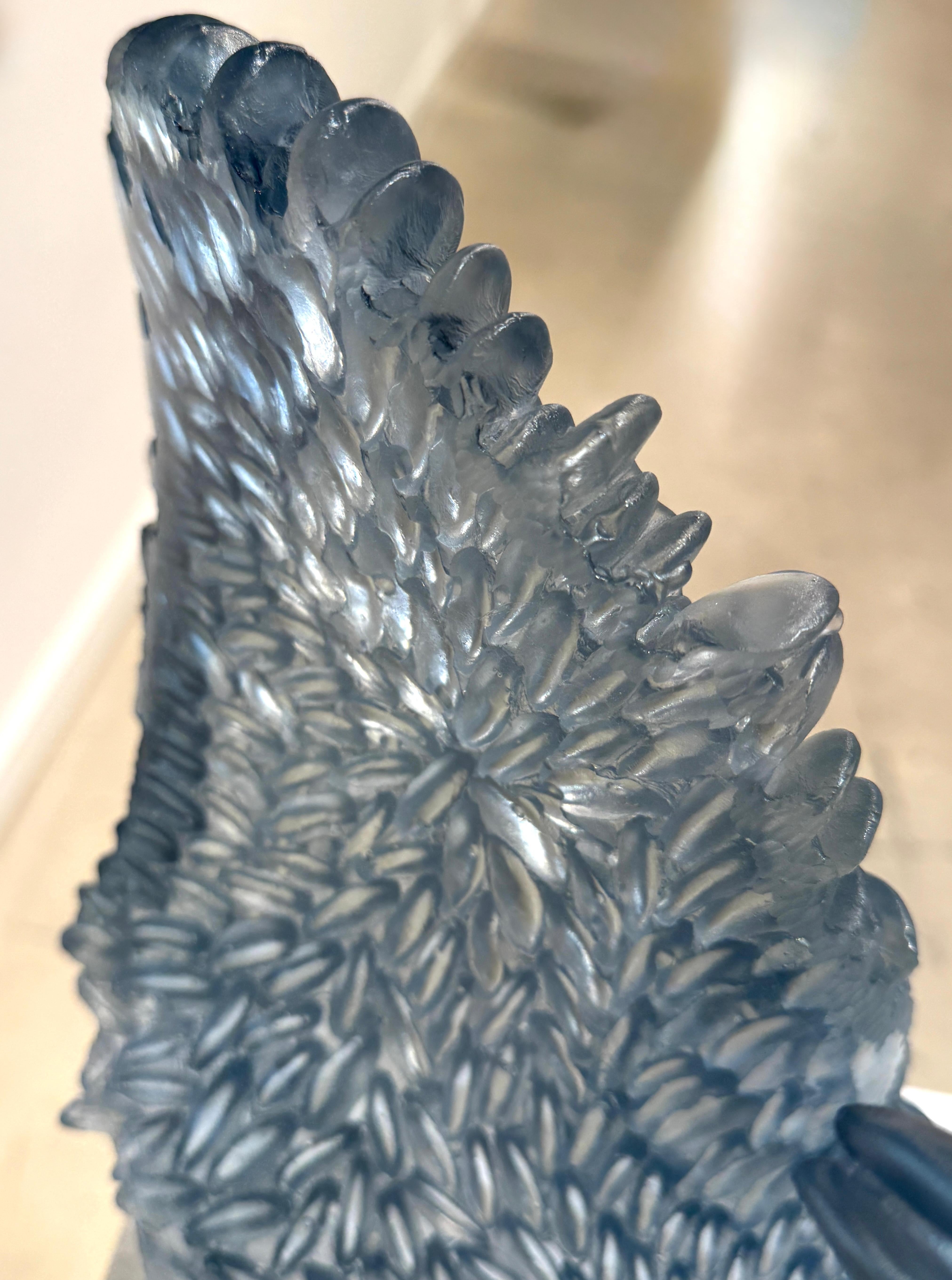 « La mer froide » - sculpture de table en verre bleu de forme vague en vente 4