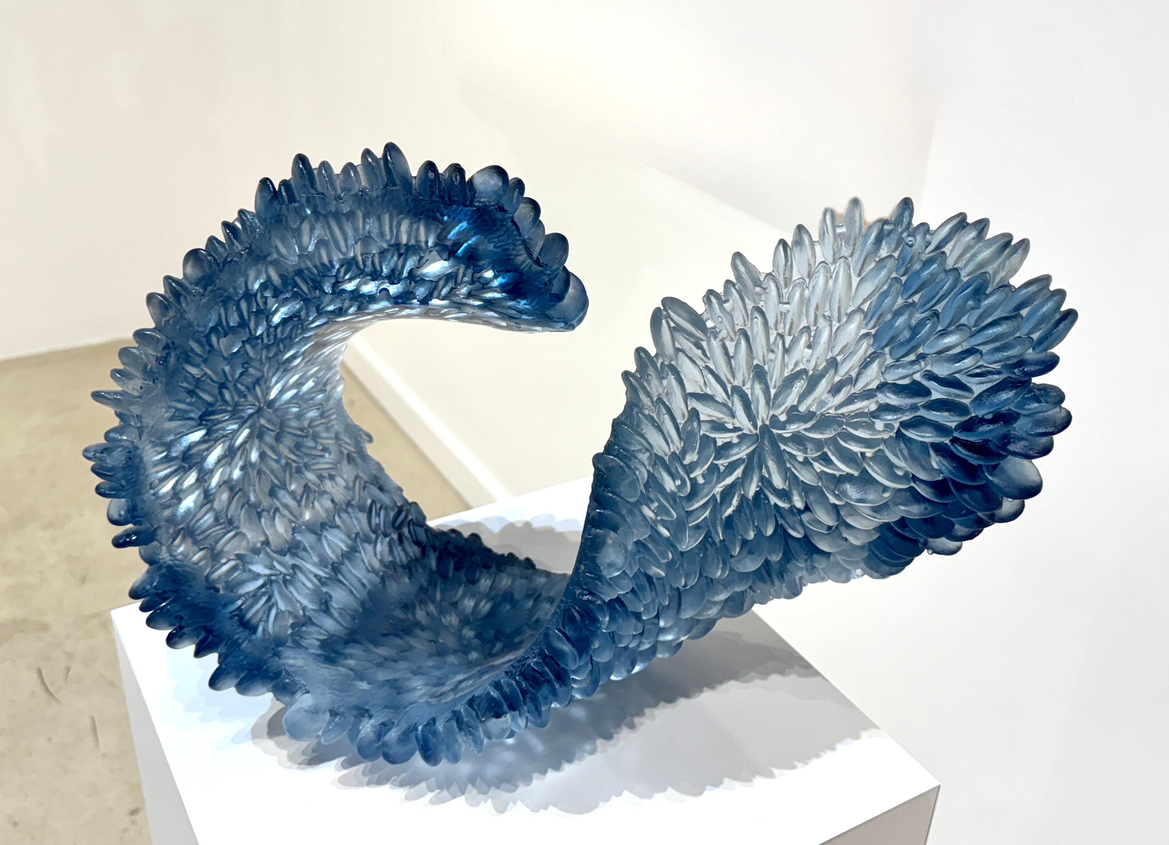 « La mer froide » - sculpture de table en verre bleu de forme vague en vente 5
