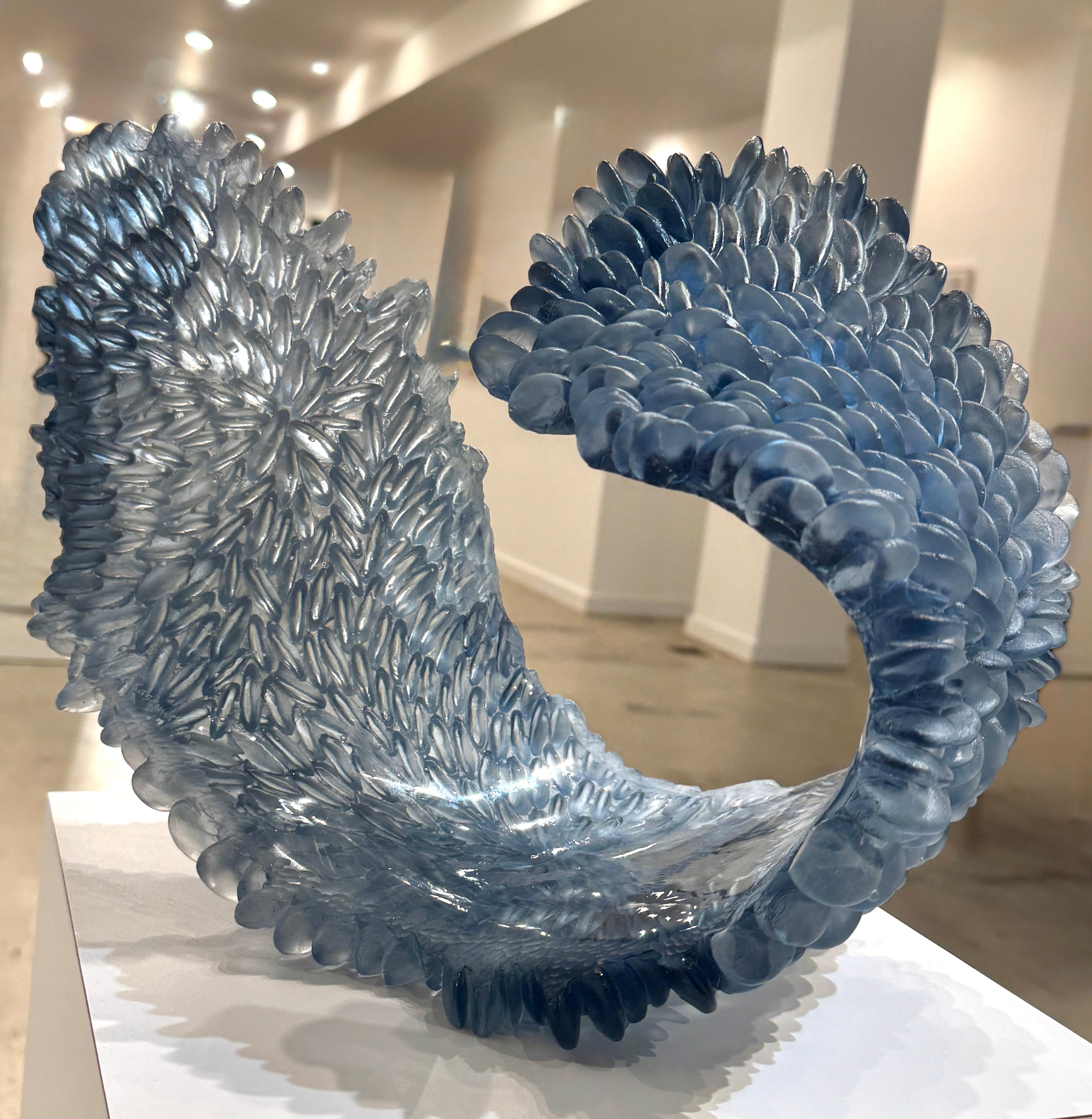 « La mer froide » - sculpture de table en verre bleu de forme vague - Sculpture de Nina Casson McGarva