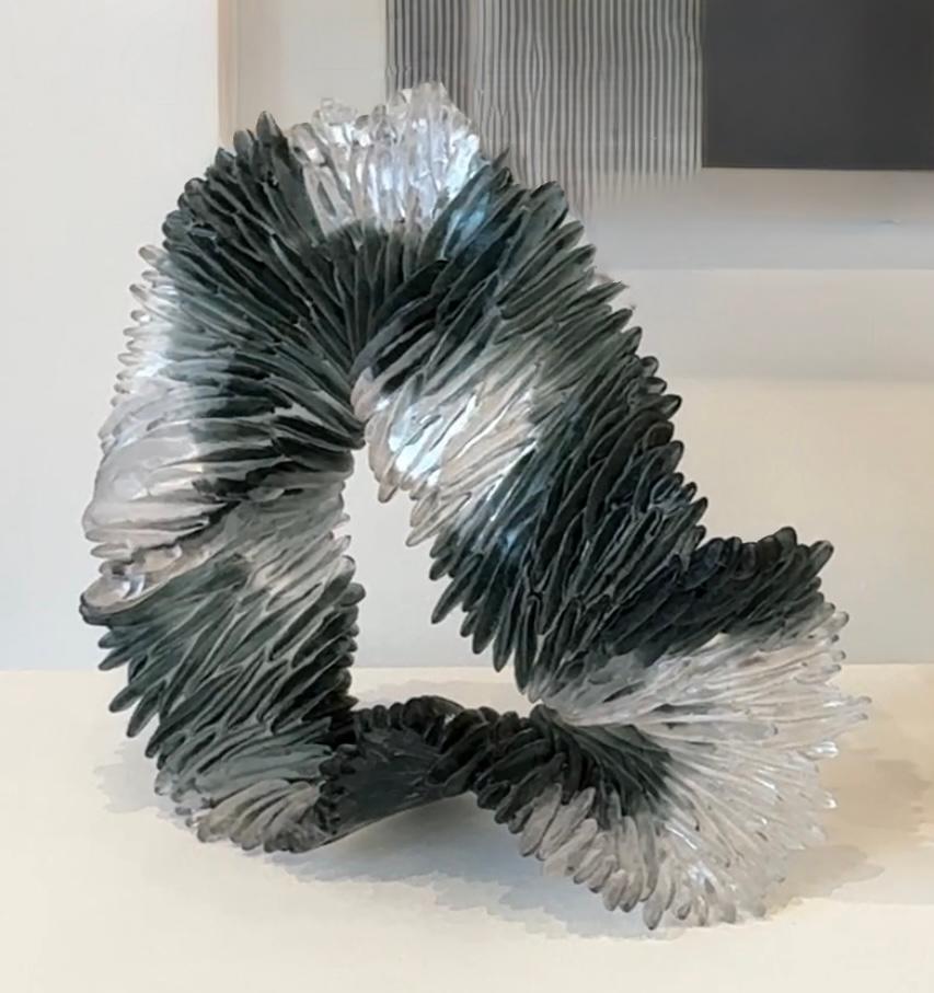 Sculpture en verre, abstrait noir et blanc texturé translucide, 2024 en vente 15