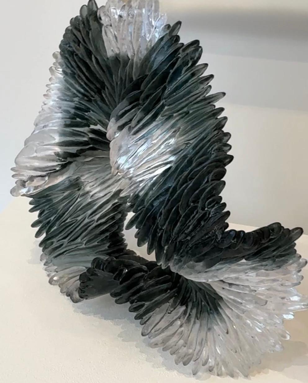Sculpture en verre, abstrait noir et blanc texturé translucide, 2024 en vente 16