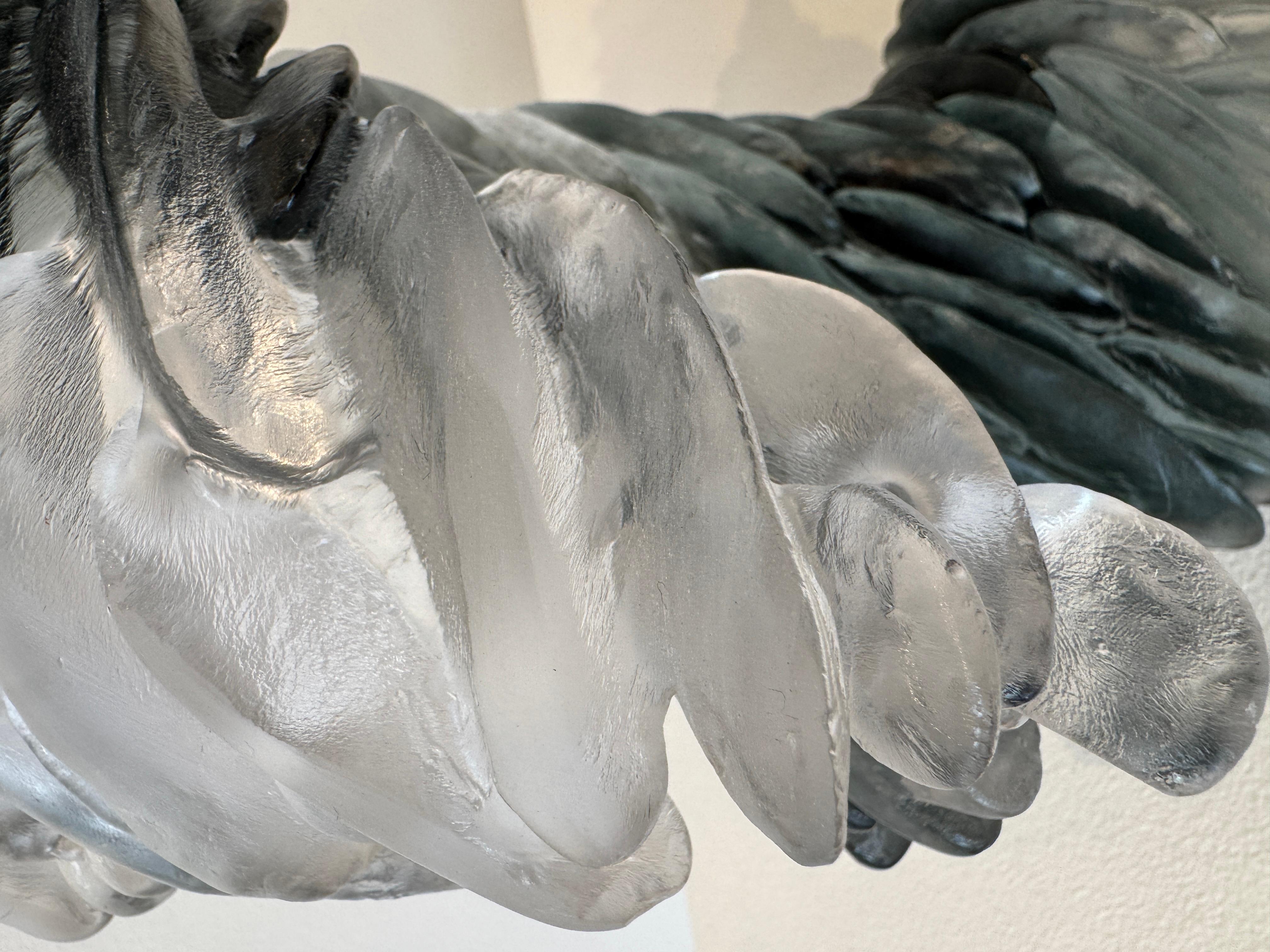 Sculpture en verre, abstrait noir et blanc texturé translucide, 2024 en vente 1