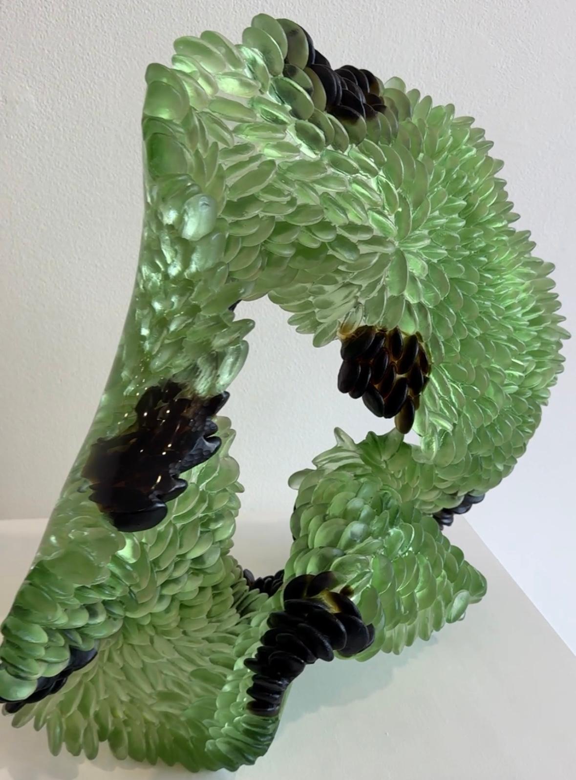 Sculpture en verre, vert abstrait, inspiré par la nature, texture translucide, 2024 en vente 8