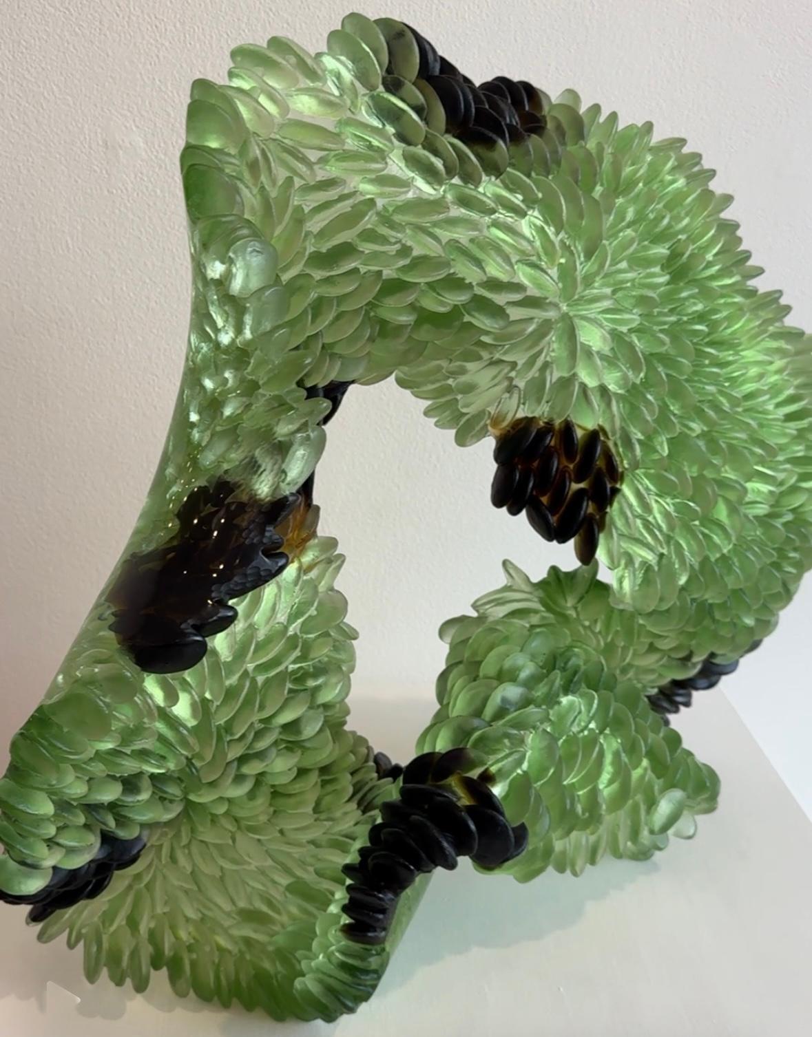 Sculpture en verre, vert abstrait, inspiré par la nature, texture translucide, 2024 en vente 11
