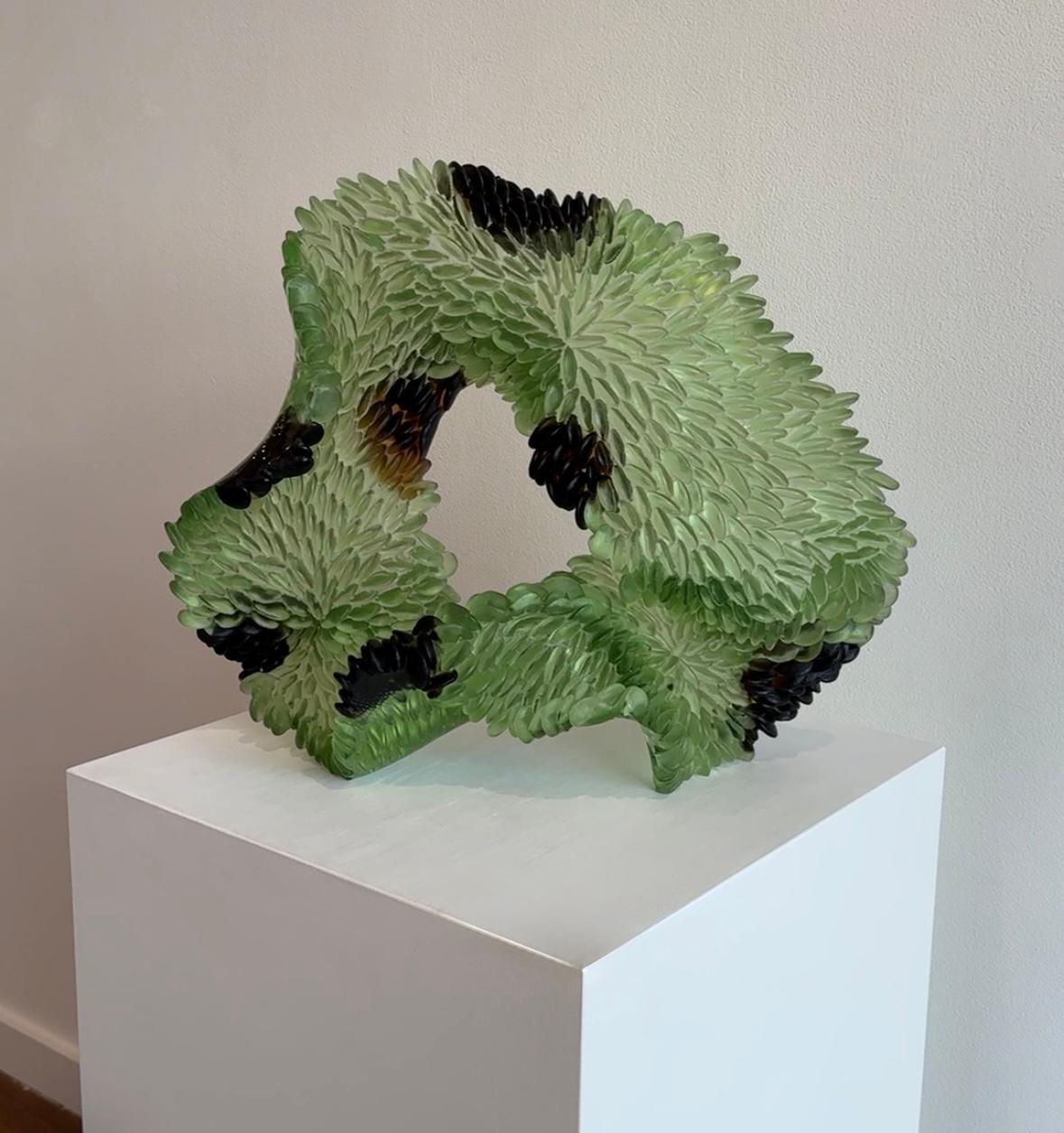 Sculpture en verre, vert abstrait, inspiré par la nature, texture translucide, 2024 en vente 12