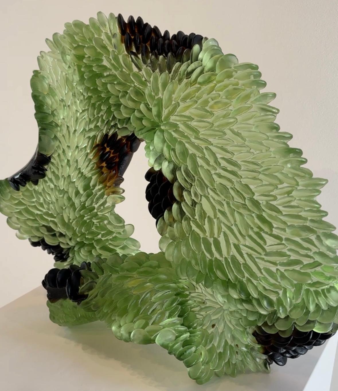 Sculpture en verre, vert abstrait, inspiré par la nature, texture translucide, 2024 en vente 2
