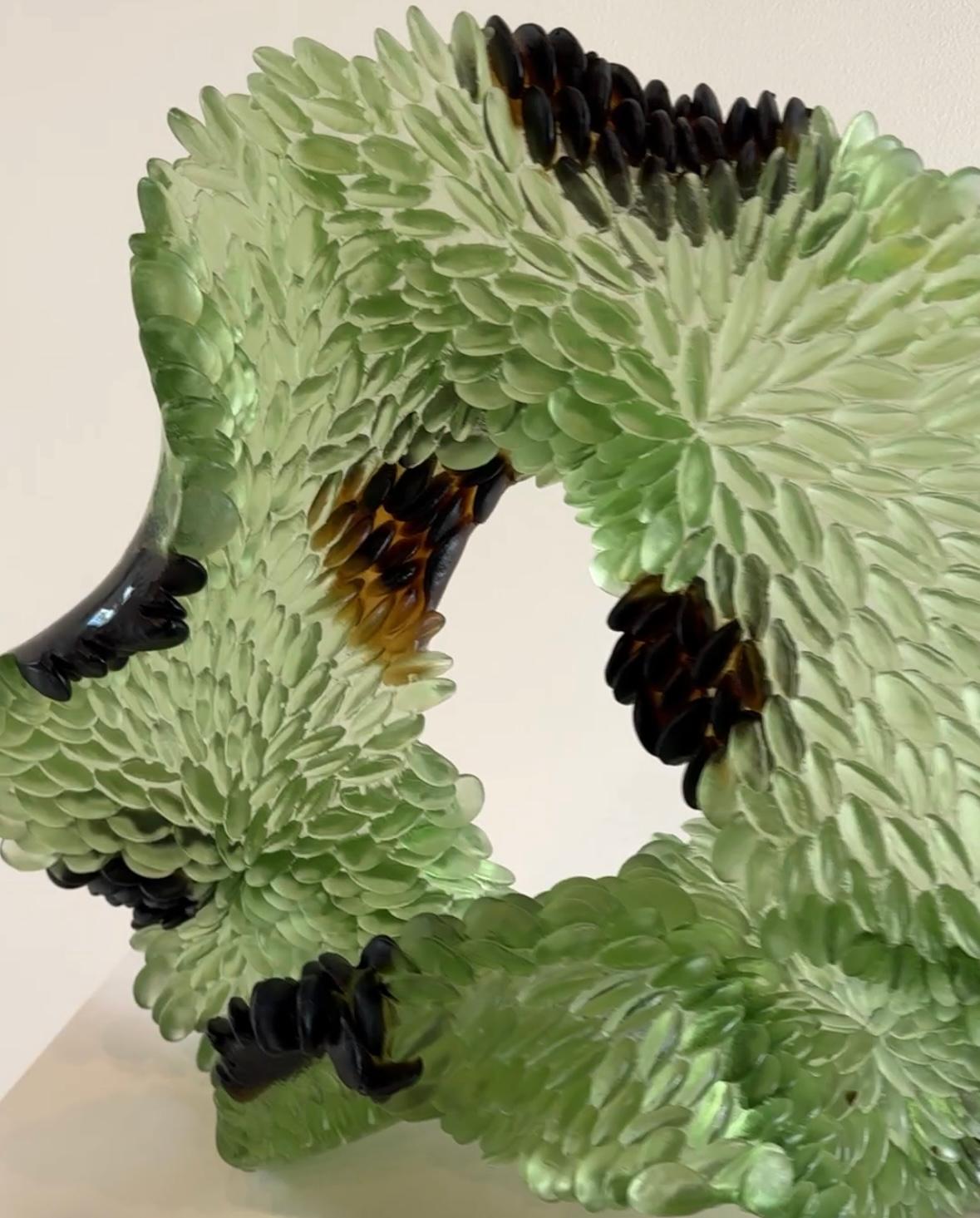 Sculpture en verre, vert abstrait, inspiré par la nature, texture translucide, 2024 en vente 3