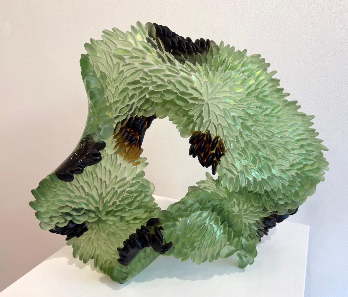 Sculpture en verre, vert abstrait, inspiré par la nature, texture translucide, 2024 en vente 4
