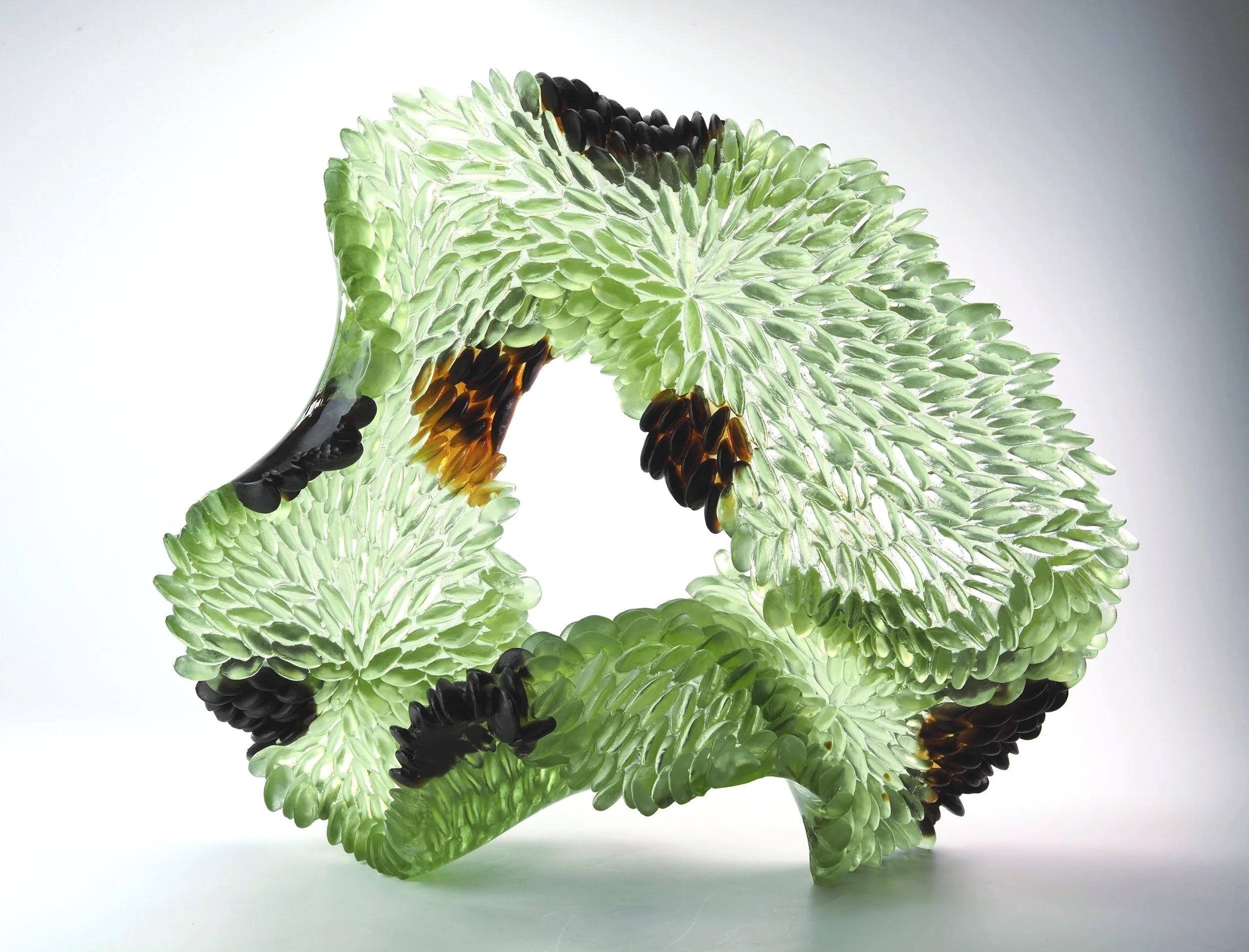 Abstract Sculpture Nina Casson McGarva - Sculpture en verre, vert abstrait, inspiré par la nature, texture translucide, 2024