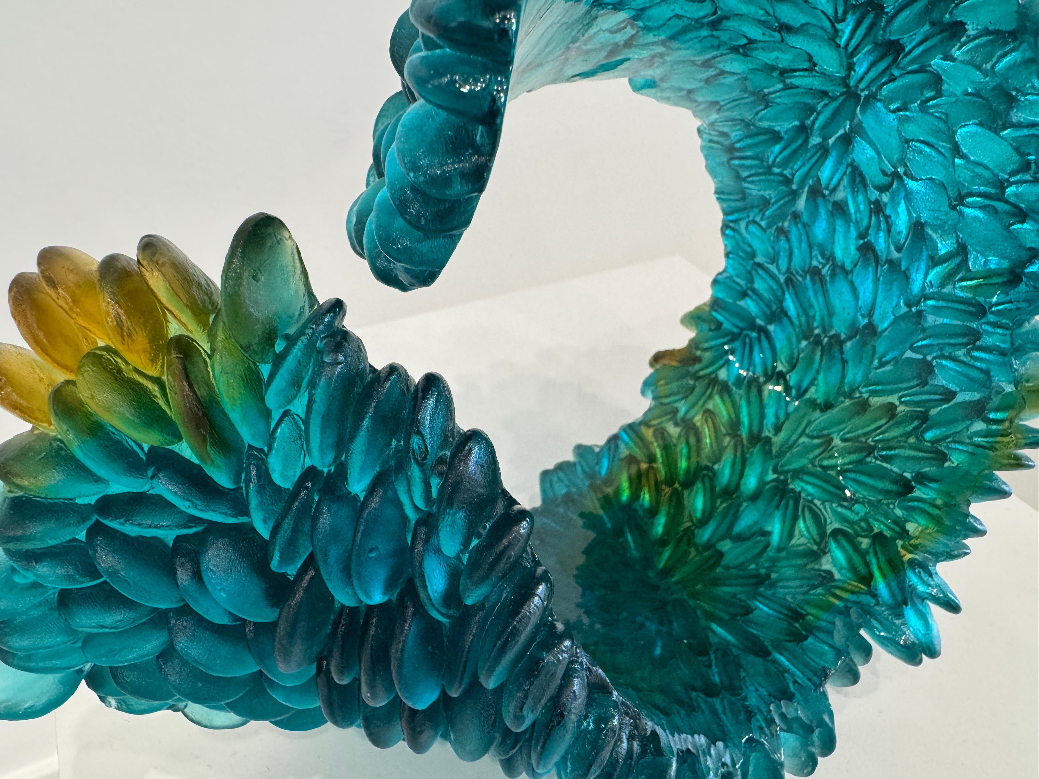 Glasskulptur, Abstrakte türkisfarbene Welle mit orangem Akzent, 2024 im Angebot 2