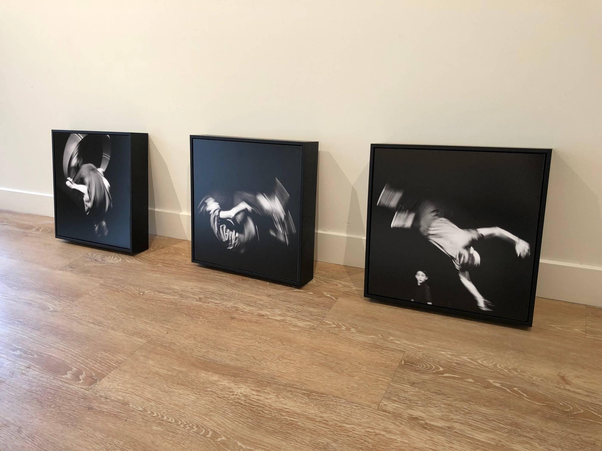 Tre fotografie contemporanee in bianco e nero incorniciate con bambini che ruzzolano, scattate quando l'artista ha visitato un circo familiare rumeno durante i suoi viaggi. 

I diversi progetti di Dietzel includono la fotografia del Primo Ministro