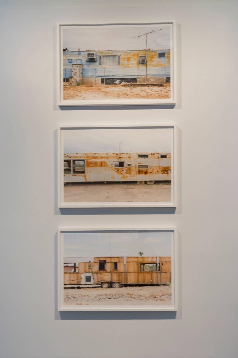 Pays de rêve : Homestead VII  / photographie contemporaine encadrée - Bleu Landscape Photograph par Nina Dietzel