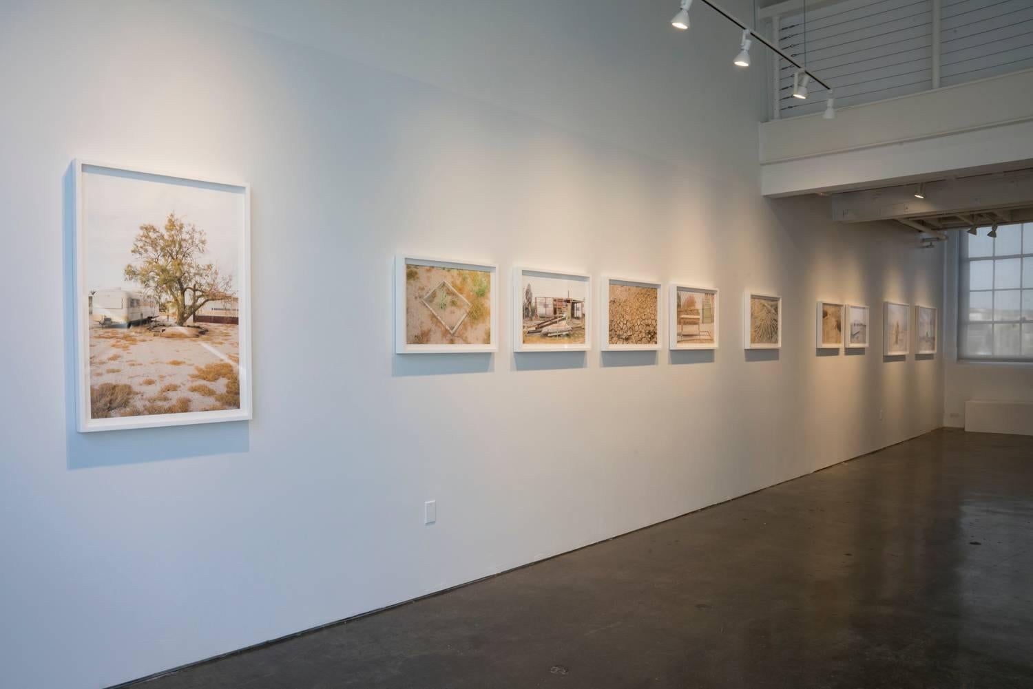 Le pays des rêves : Meeting Over / photographie contemporaine encadrée - Gris Landscape Photograph par Nina Dietzel