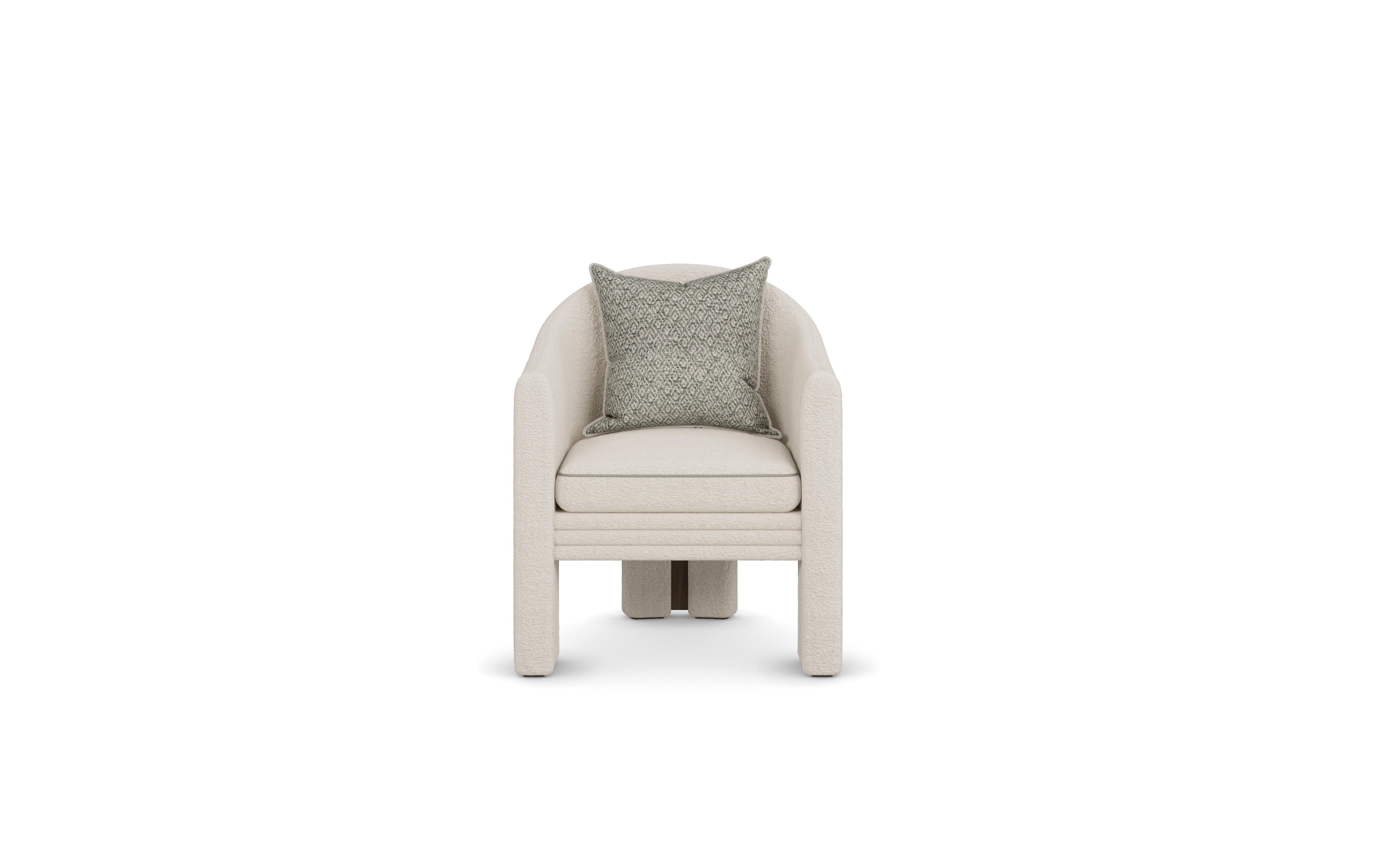Nina Dining Chair by Nolita Harbour: Bouclé Seat & Walnut Frame (Handgeschnitzt) im Angebot