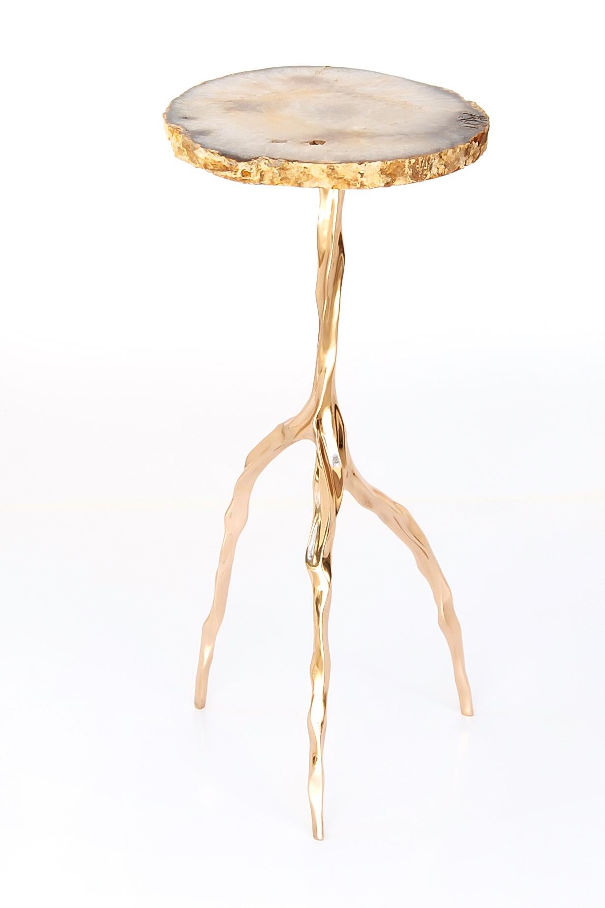 Table à boire Nina avec plateau en agate de Fakasaka Design
Dimensions : L 30 cm, P 30 cm, H 62 cm.
Matériaux : base en bronze poli, plateau en agate.
 
Disponible également dans différents matériaux de plateau de table :
Marbre Nero Marquina
