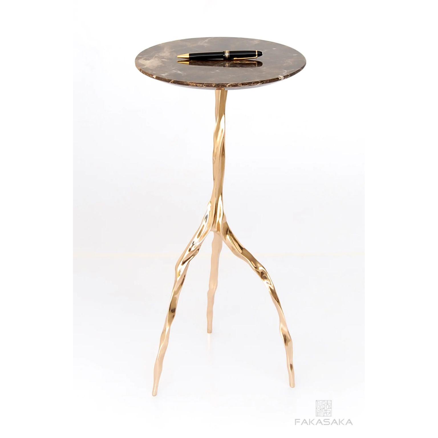 Brésilien Table à boissons Nina avec plateau en marbre impérial marron par Fakasaka Design en vente