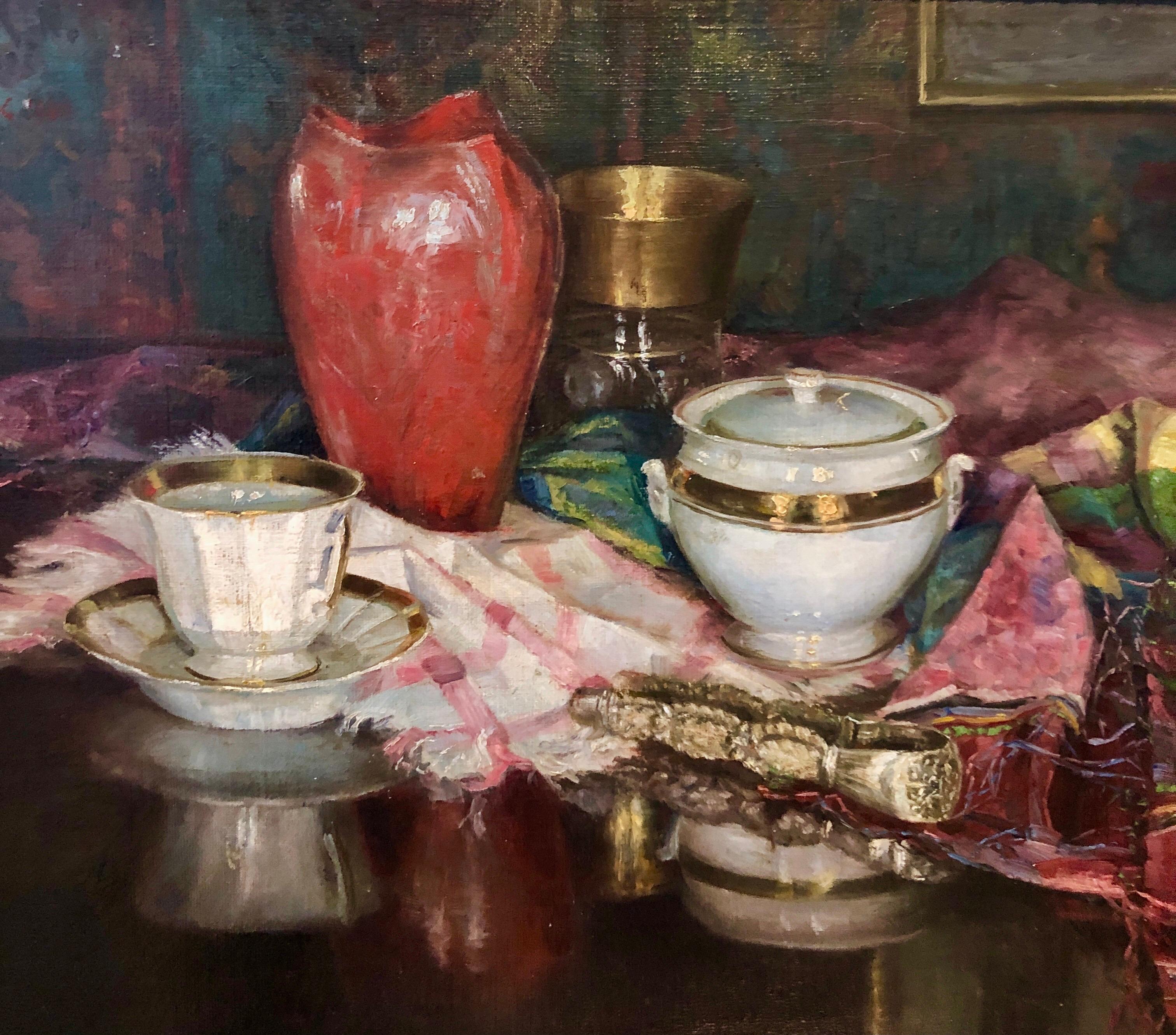 1925 Pintura al óleo vienesa Naturaleza muerta interior con jarrón de porcelana, alfombra de tapiz en venta 3