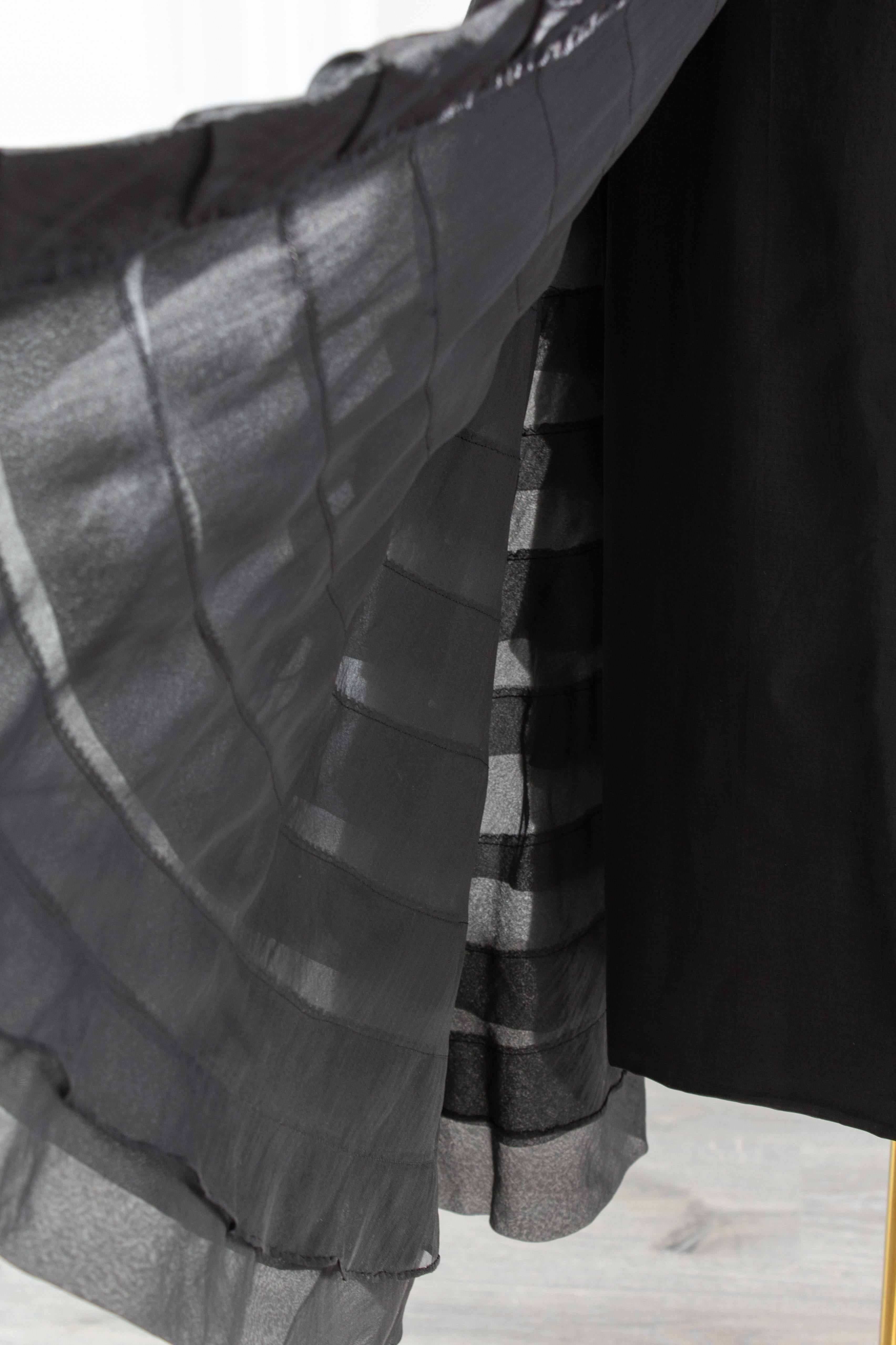 Nina Ricci Vestido de noche negro de alta costura de los años 40 con volantes en capas y sin tirantes en venta 6