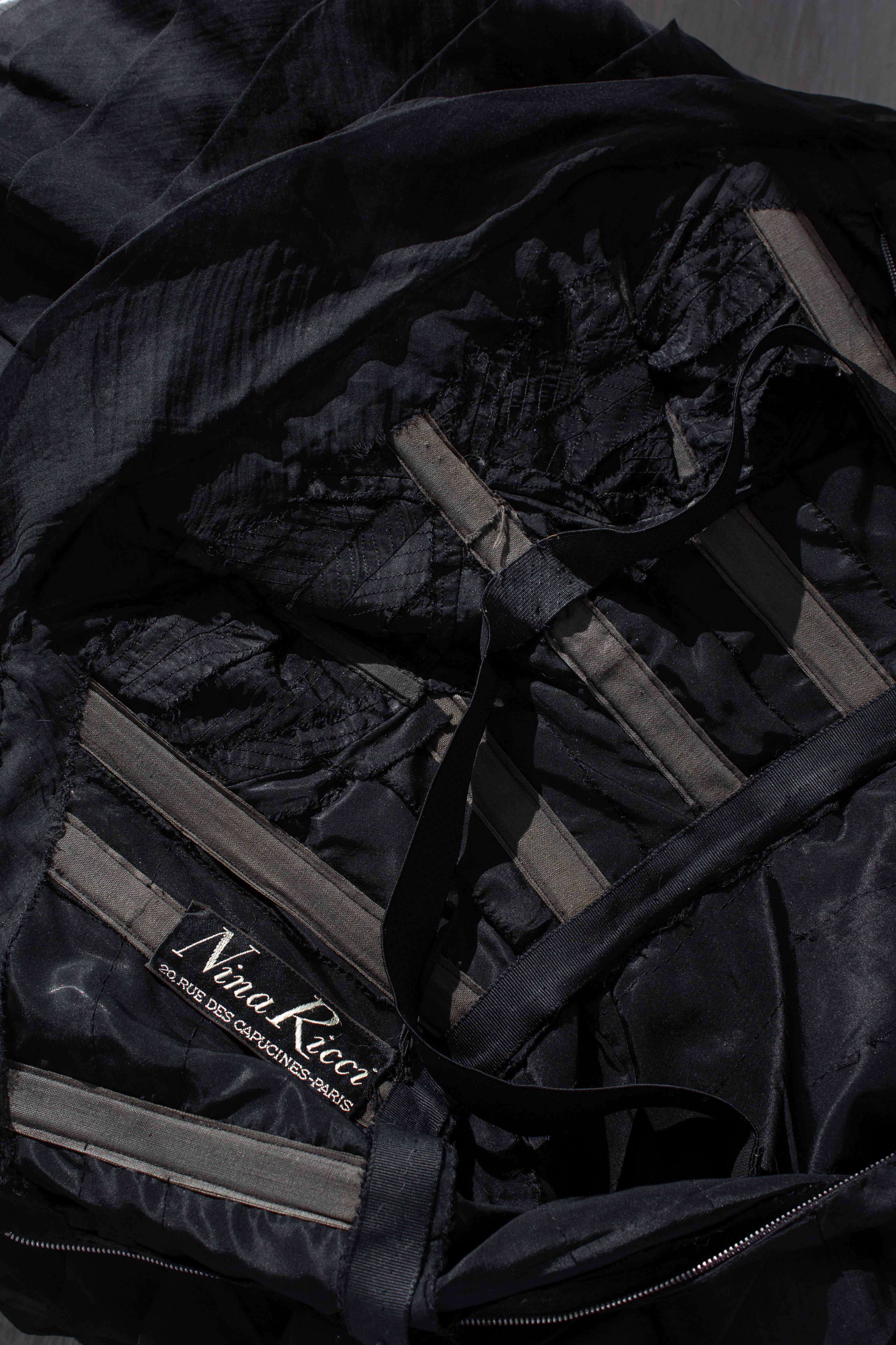 Nina Ricci Vestido de noche negro de alta costura de los años 40 con volantes en capas y sin tirantes en venta 7