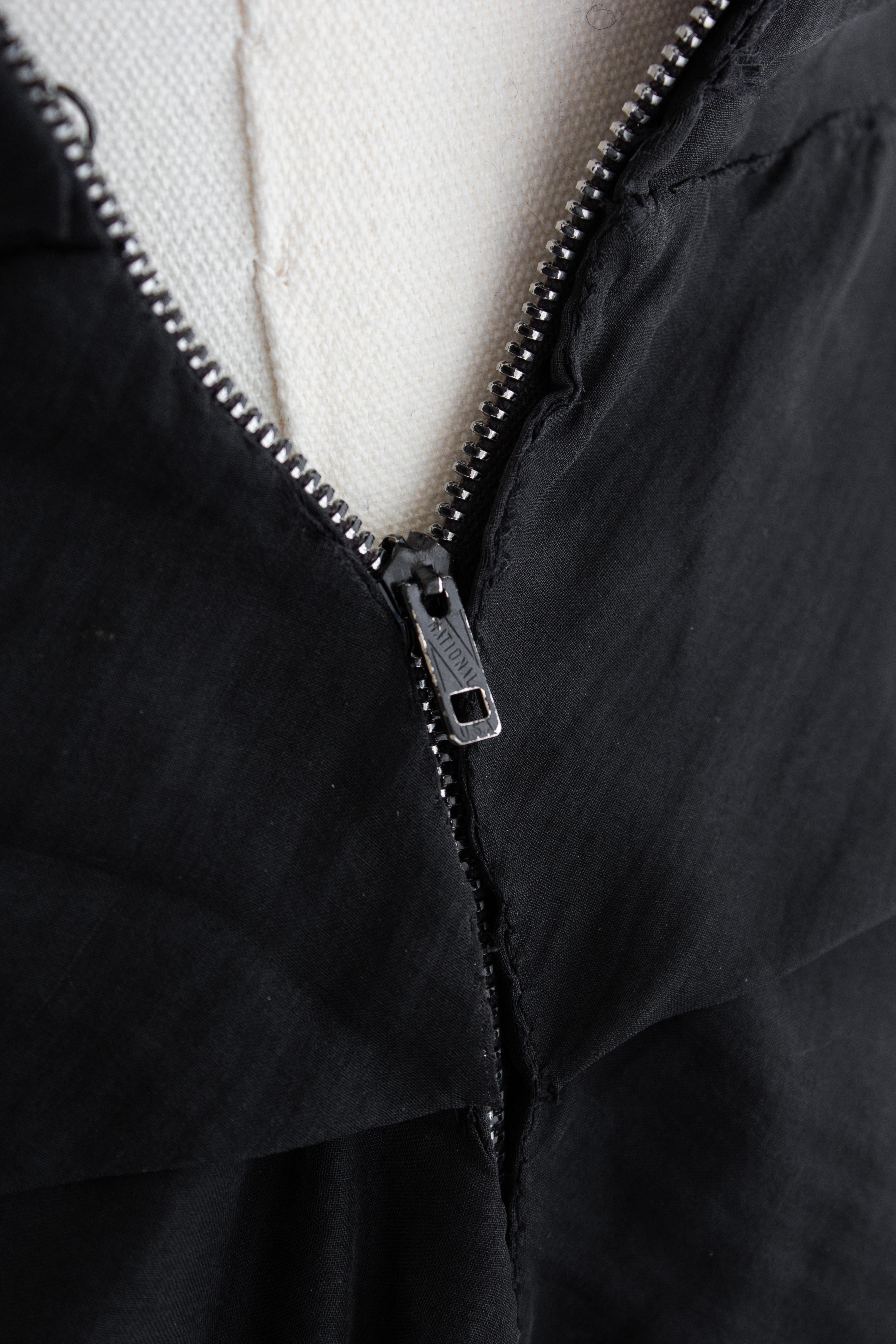 Nina Ricci Vestido de noche negro de alta costura de los años 40 con volantes en capas y sin tirantes en venta 2