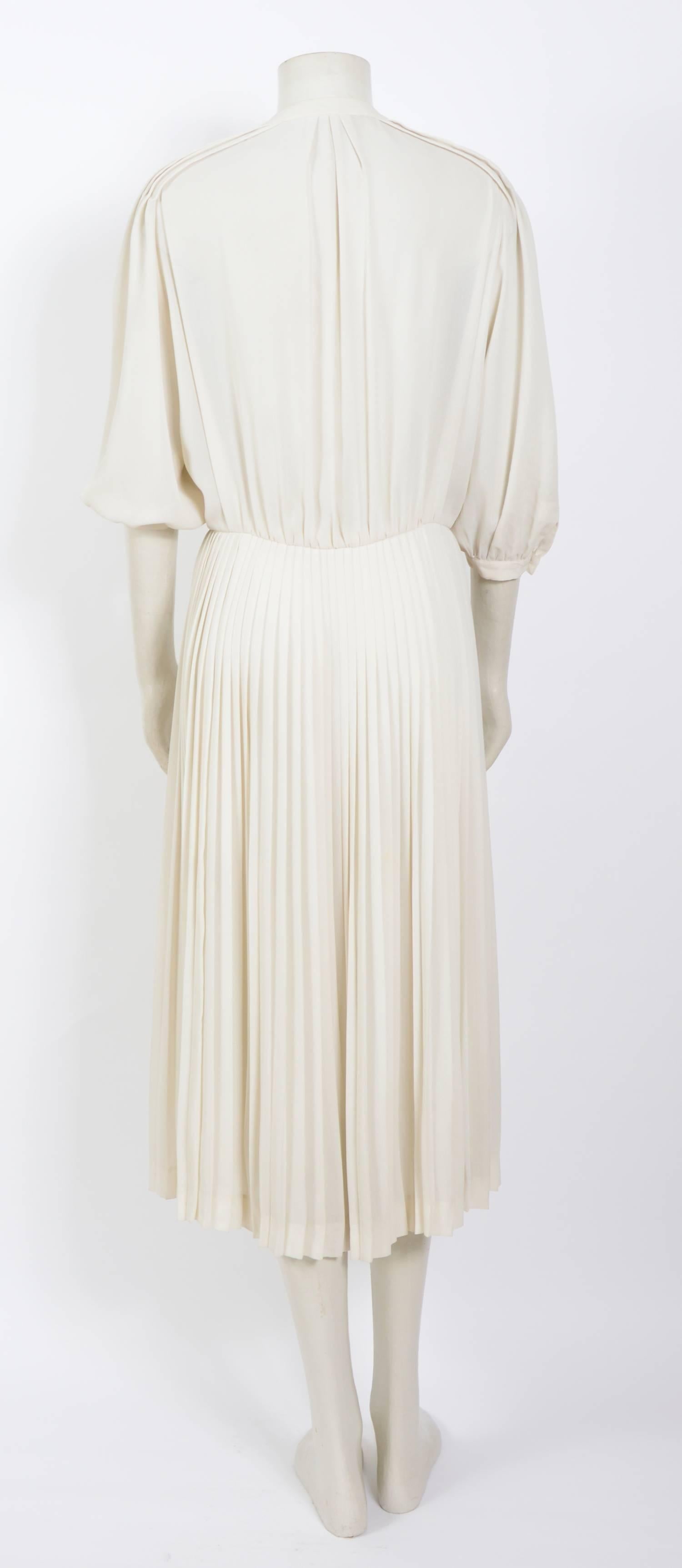 Nina Ricci 1970s cream crepe georgette pleated skirt pussy bow dress In Good Condition In Antwerp, BE