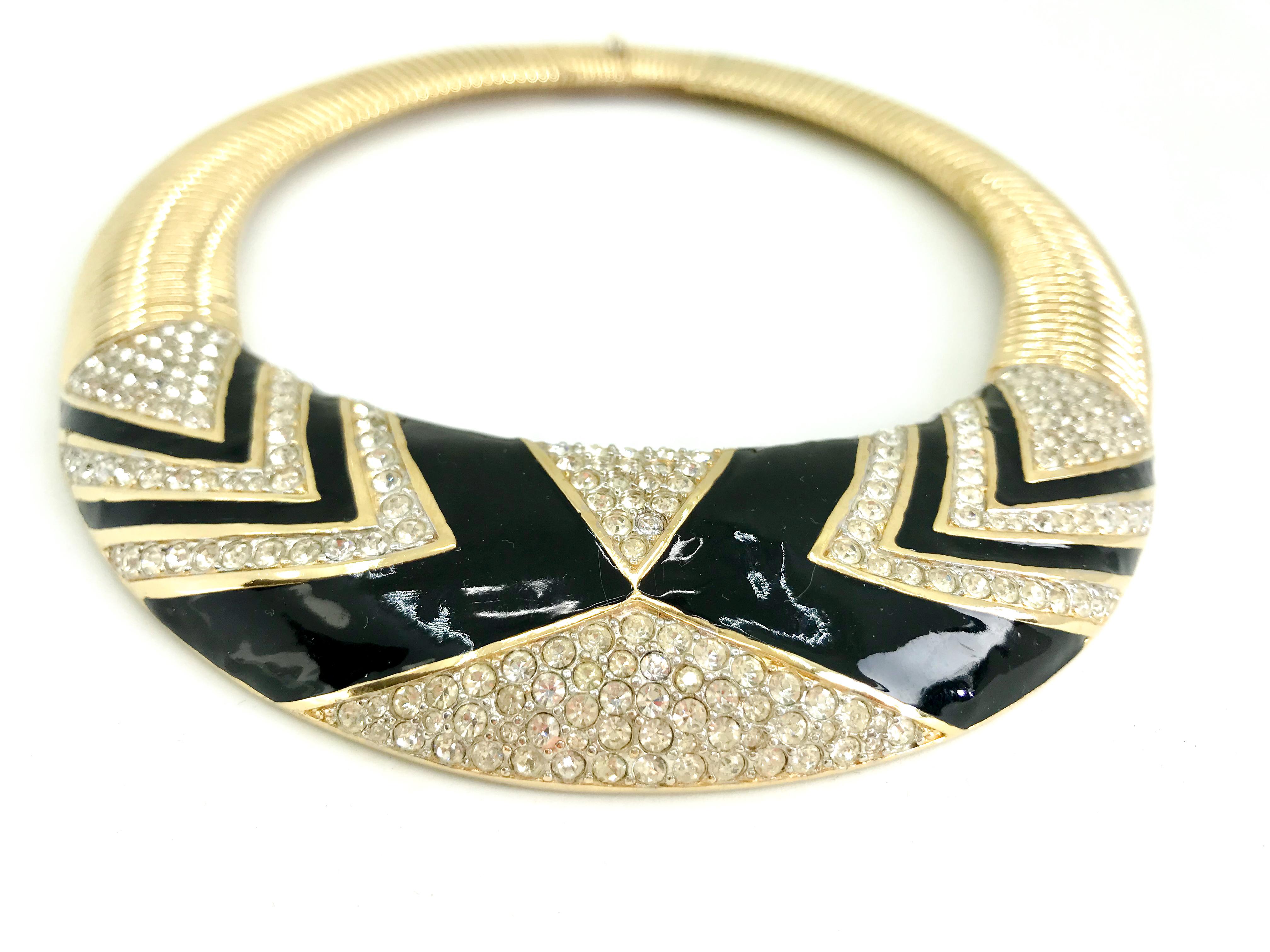 Stunning Nina Ricci 1980s vintage bib necklace.  Sure to transform any outfit.  Signed Nina Ricci on the reverse.  A really well made quality piece.  Comes with the original box.

Dimensions
Length - approx 19 inches
Bib - 1.5 inch high x 5 inches