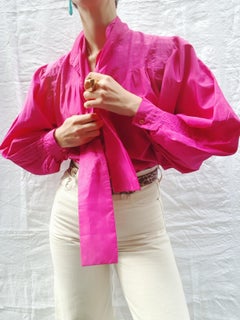 Nina Ricci, camicia fucsia anni '90 con maniche a palloncino e pieghe.