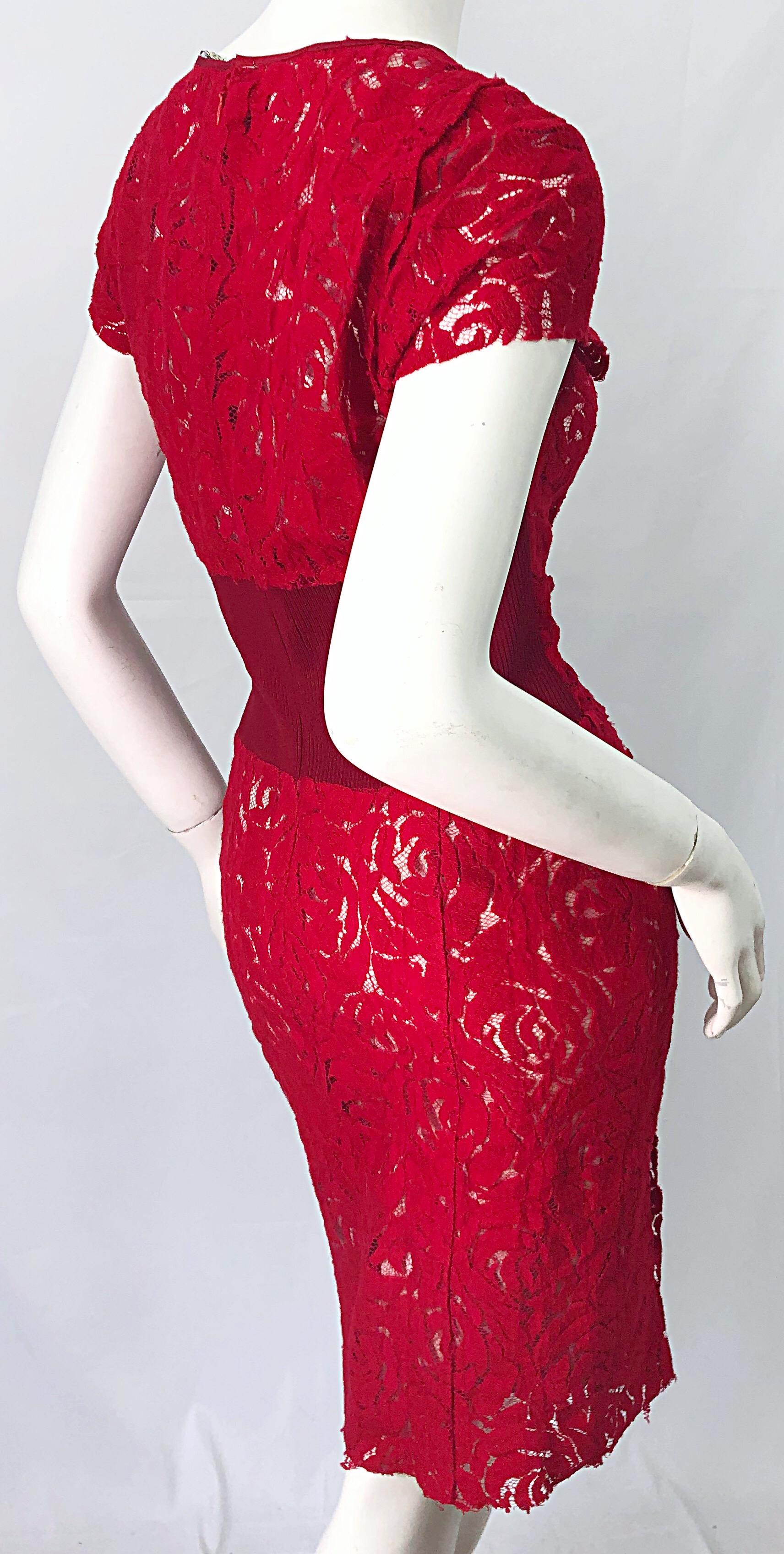 Nina Ricci 2000s Lipstick Red Lace Size 42 ( 8 ) Short Sleeve Vintage Dress For Sale 3