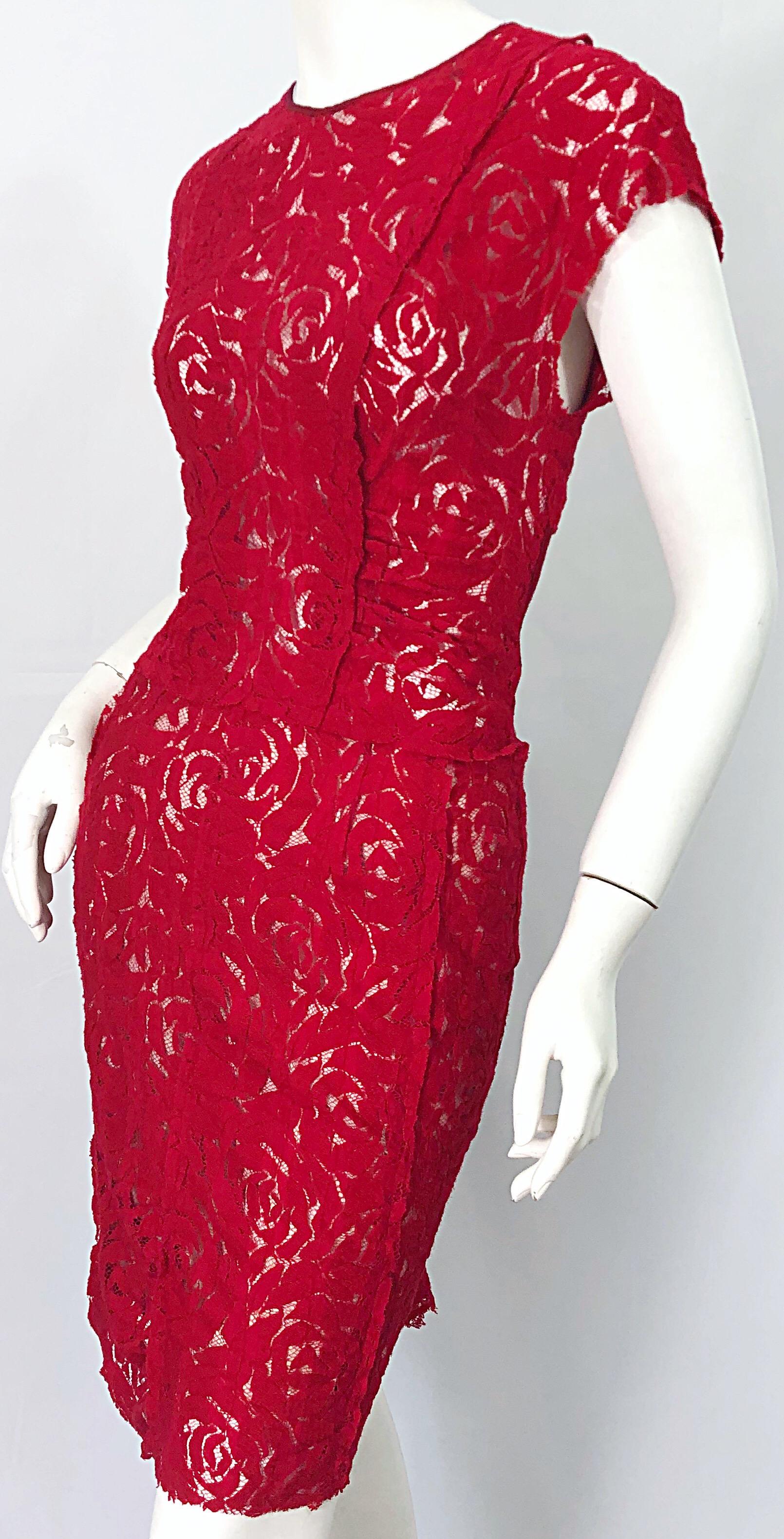Nina Ricci 2000s Lipstick Red Lace Size 42 ( 8 ) Short Sleeve Vintage Dress For Sale 2