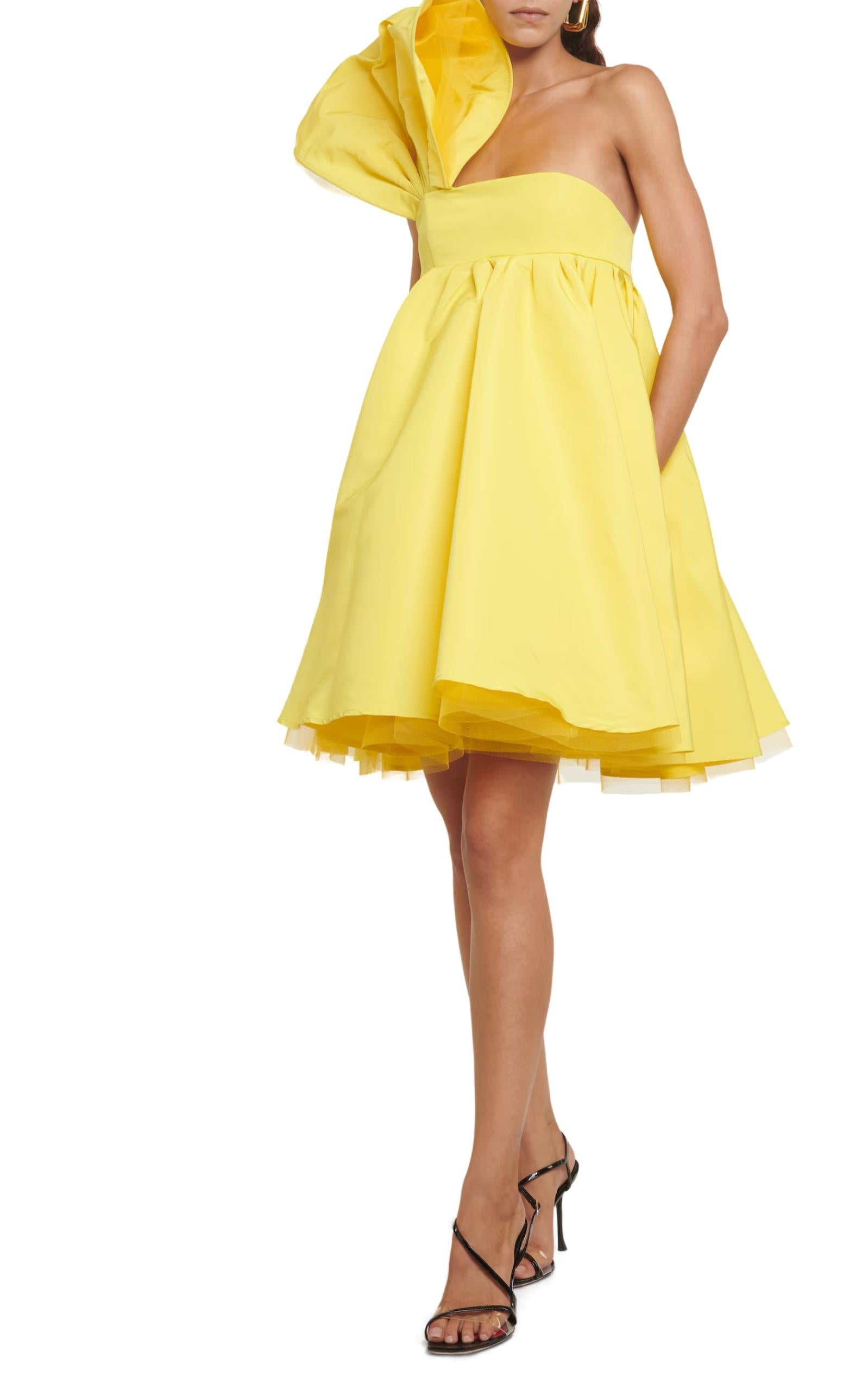 Nina Ricci offers this bright yellow minidress for people aspiring to give effortlessly dramatic looks. The design comes with a voluminous half-bow detail that can be removed to achieve a more casual effect.
Square bustier neckline
Inner boning with
