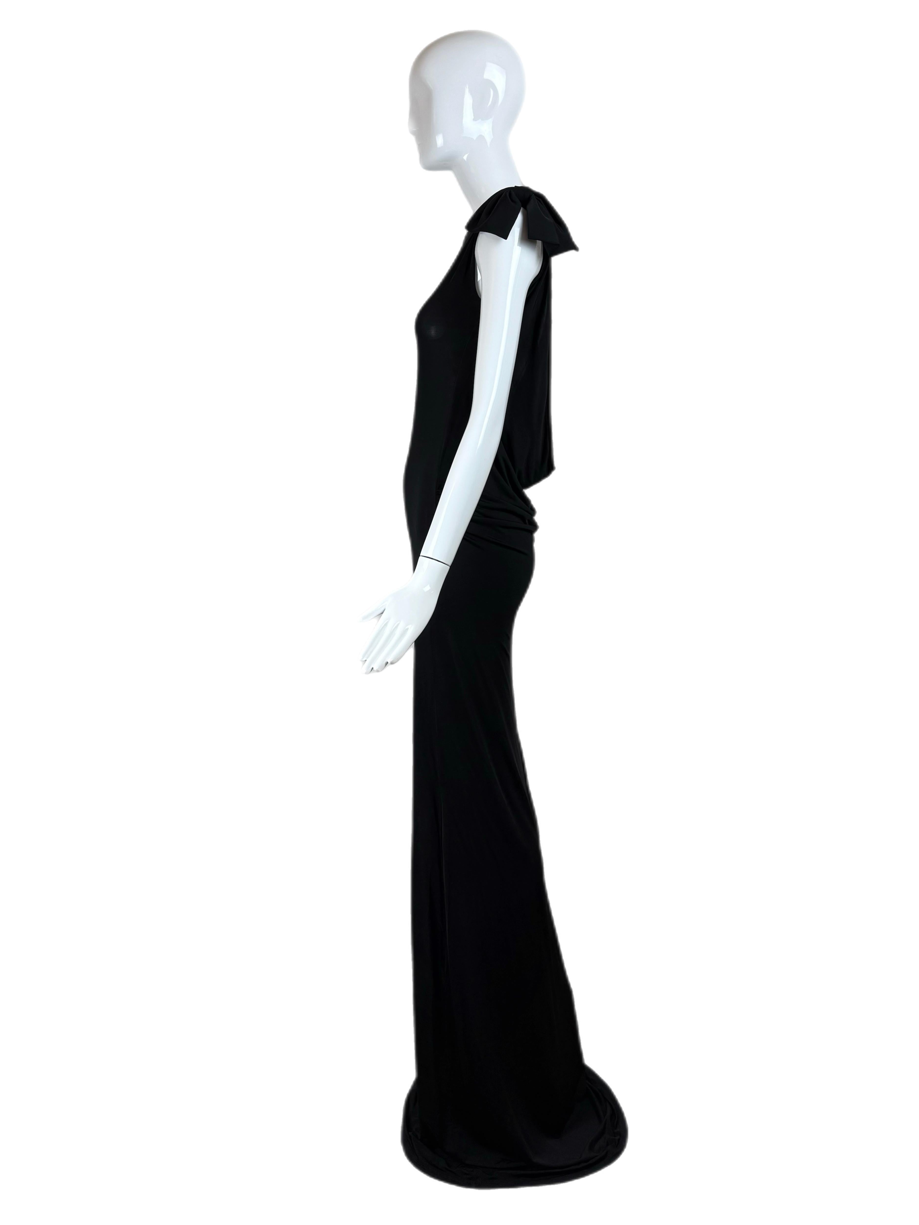 Donna Nina Ricci, abito da sera nero senza schienale, maxi abito con schienale aperto e sottile