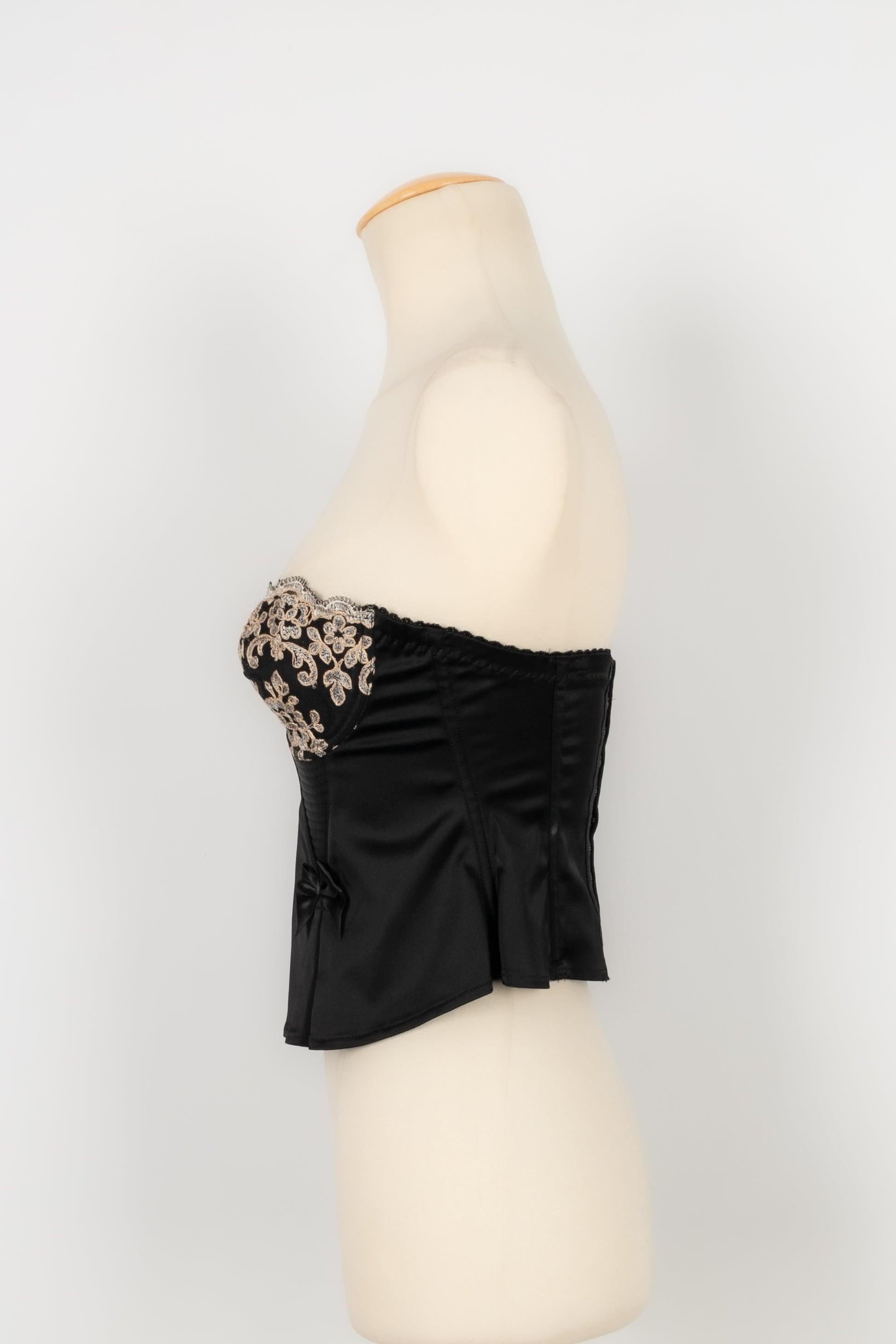 Nina Ricci - (Made in France) Black bustier top with embroidery decorations around the chest. Indicated size 85, it fits a 36FR

Additional information:
Condition: Very good condition
Dimensions: Chest: 40 cm
Waist: 30 cm
Length: 29 cm

Seller