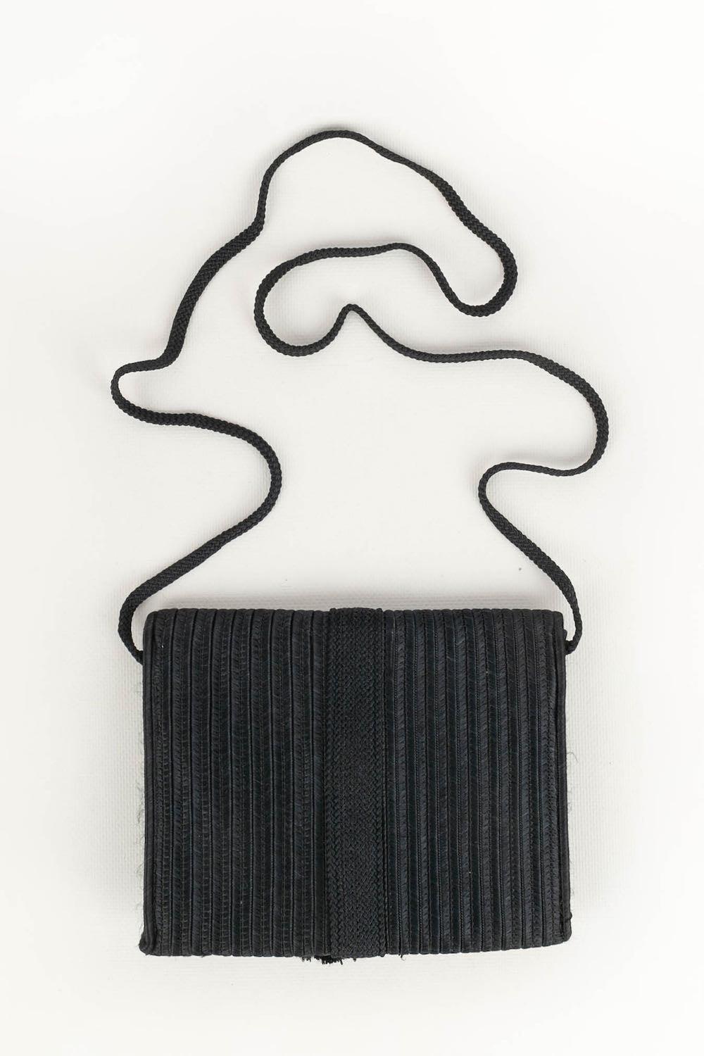 Nina Ricci - Evening bag in black passementerie.

Additional information: 
Dimensions: Height: 15 cm, Width: 18 cm, Handle: 110 cm
Condition: Very good condition
Seller Ref number: S119
