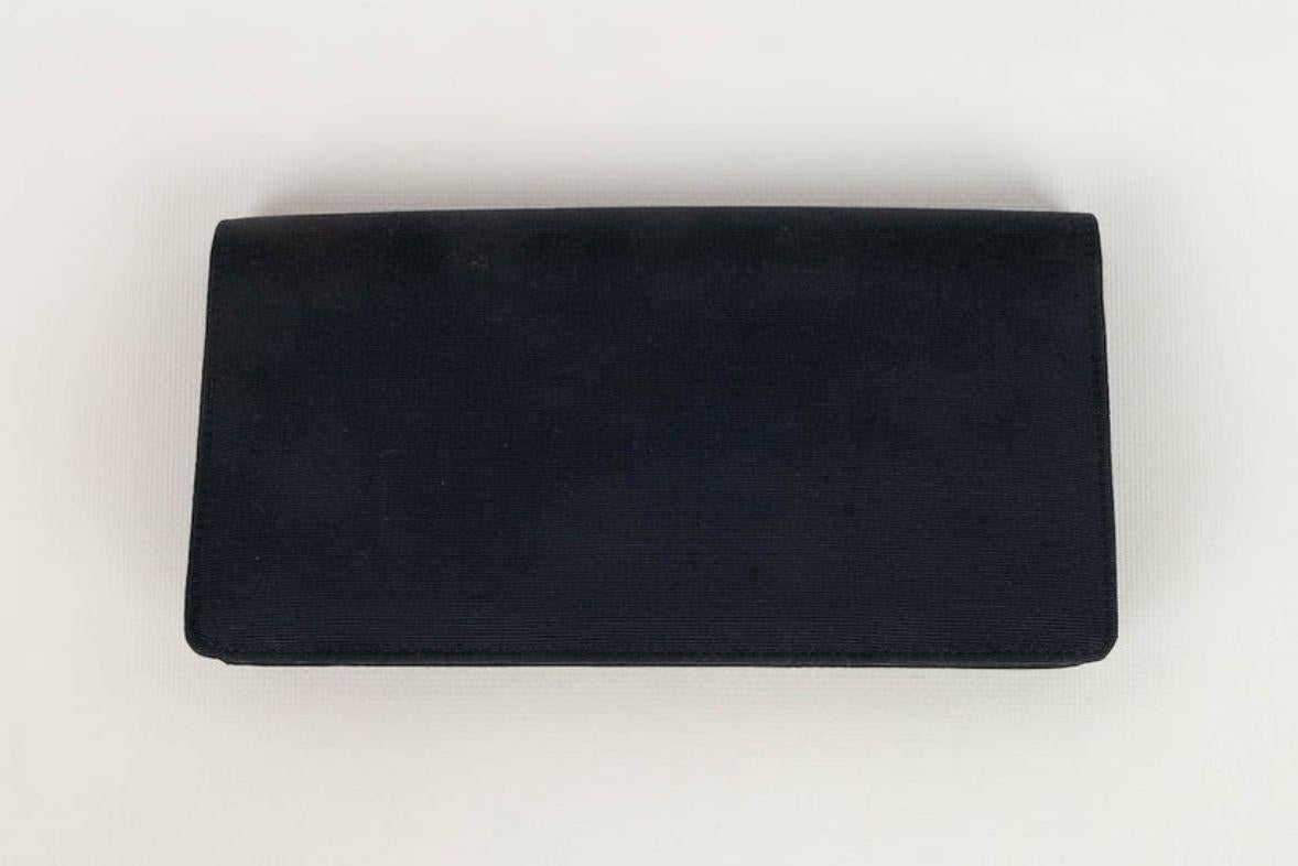 Nina Ricci -(Made in Austria) Black ottoman clutch.

Additional information: 
Dimensions: Length: 22 cm, Height: 12 cm, Depth: 3 cm, Handle: 100 cm
Condition: Very good condition
Seller Ref number: S25







