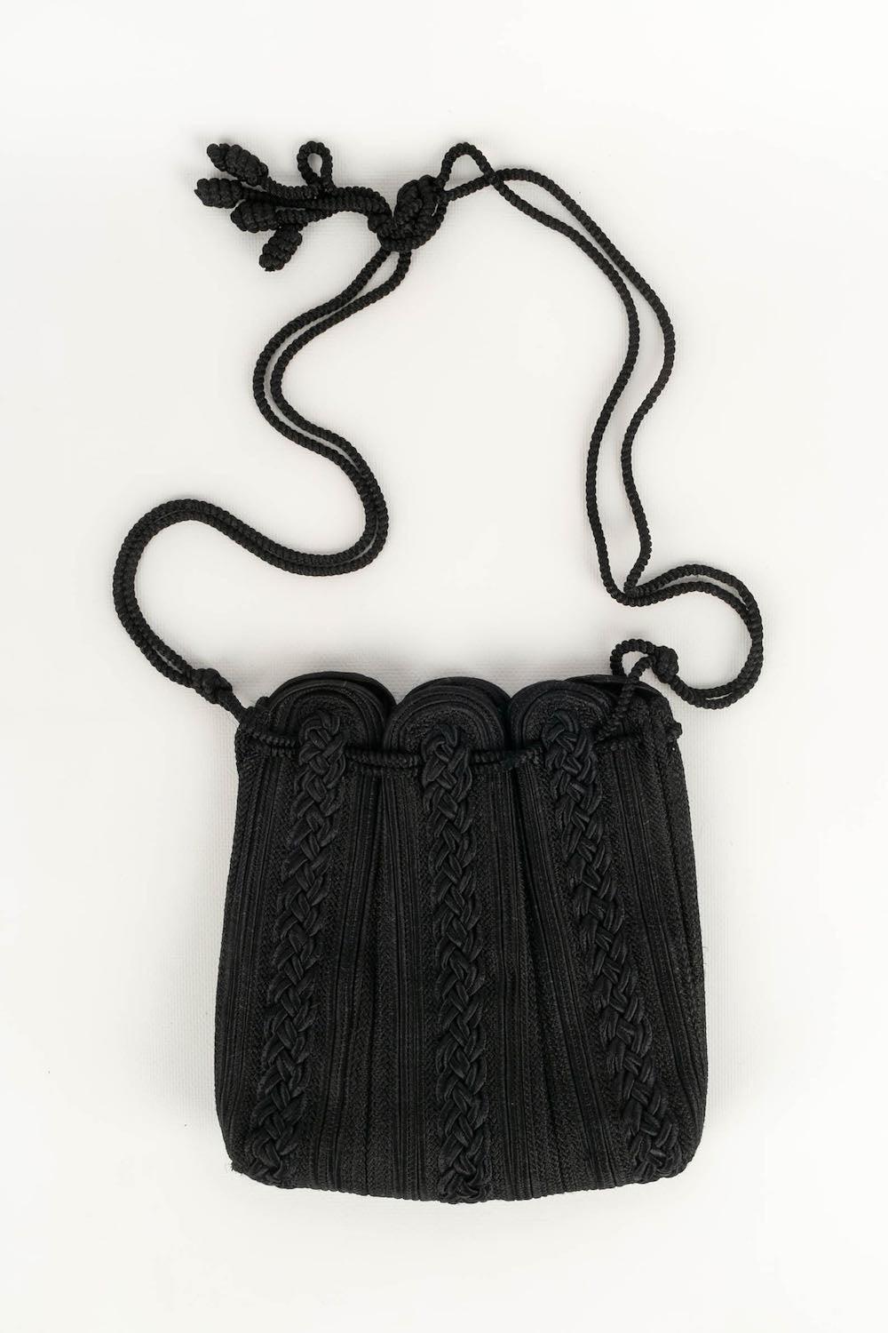 Nina Ricci -Purse bag in black passementerie.

Additional information: 
Dimensions: Height: 21 cm, Width: 20 cm, Handle: 93 cm
Condition: Very good condition
Seller Ref number: S121