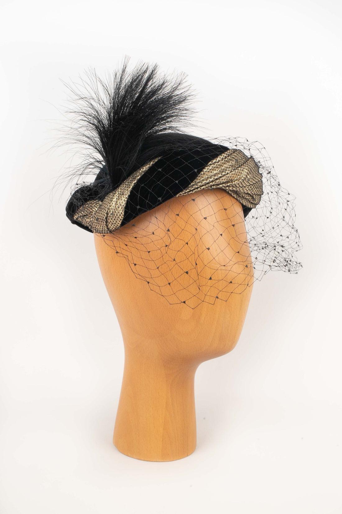 Nina Ricci - Chapeau fascinateur en velours noir avec fils de lurex dorés.

Informations complémentaires :
Condit : Très bon état.
Dimensions : Tour de tête : 51 cm 

Référence du vendeur : CHP77