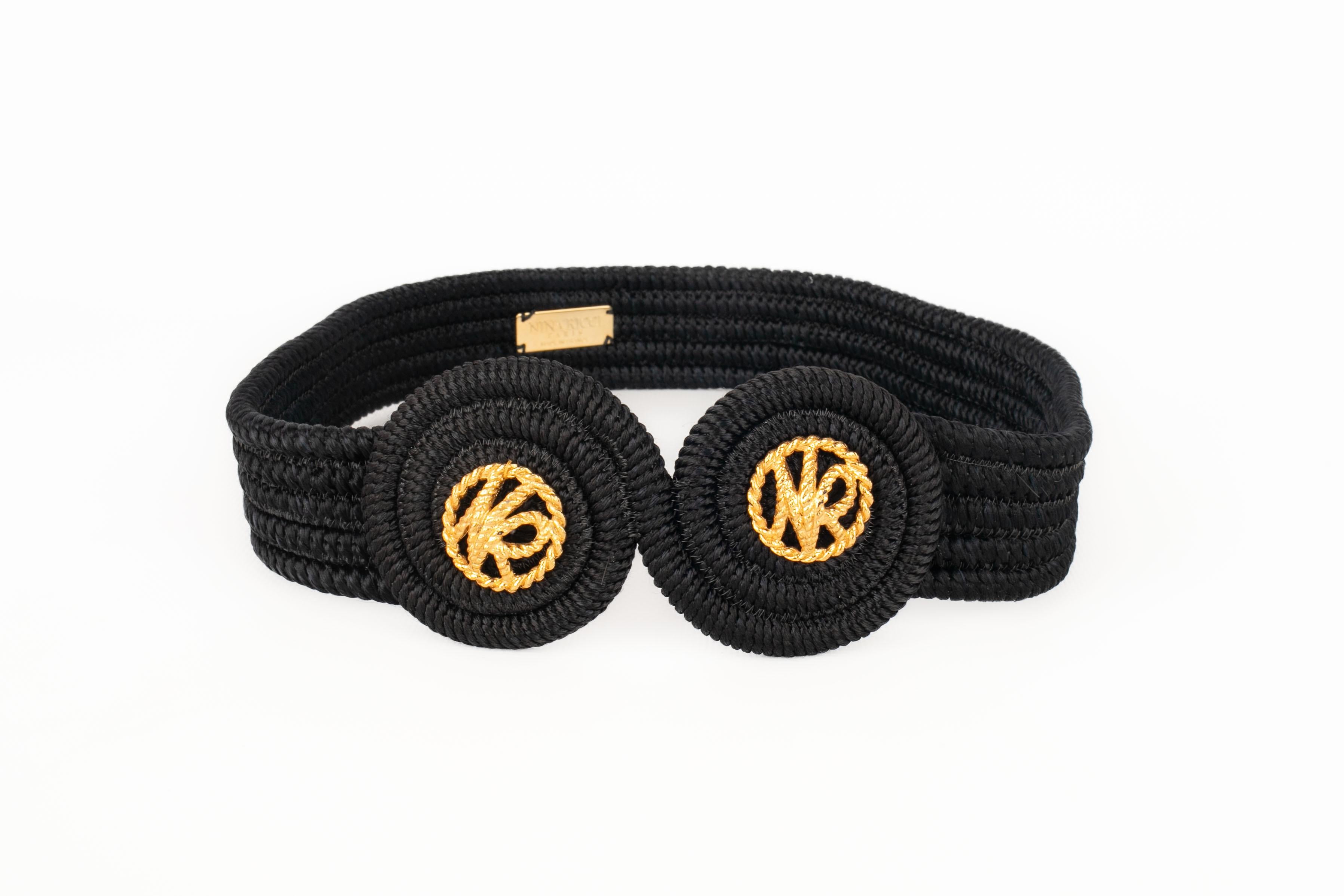 NINA RICCI - (Fabriqué en France) Passementerie noire et ceinture en métal doré.

Condit :
Très bon état.

Dimensions :
Longueur : 67 cm

SKU:ACC202

La maison de couture Nina Ricci, fondée en 1932 par Maria 'Nina' Ricci et son fils Robert, est