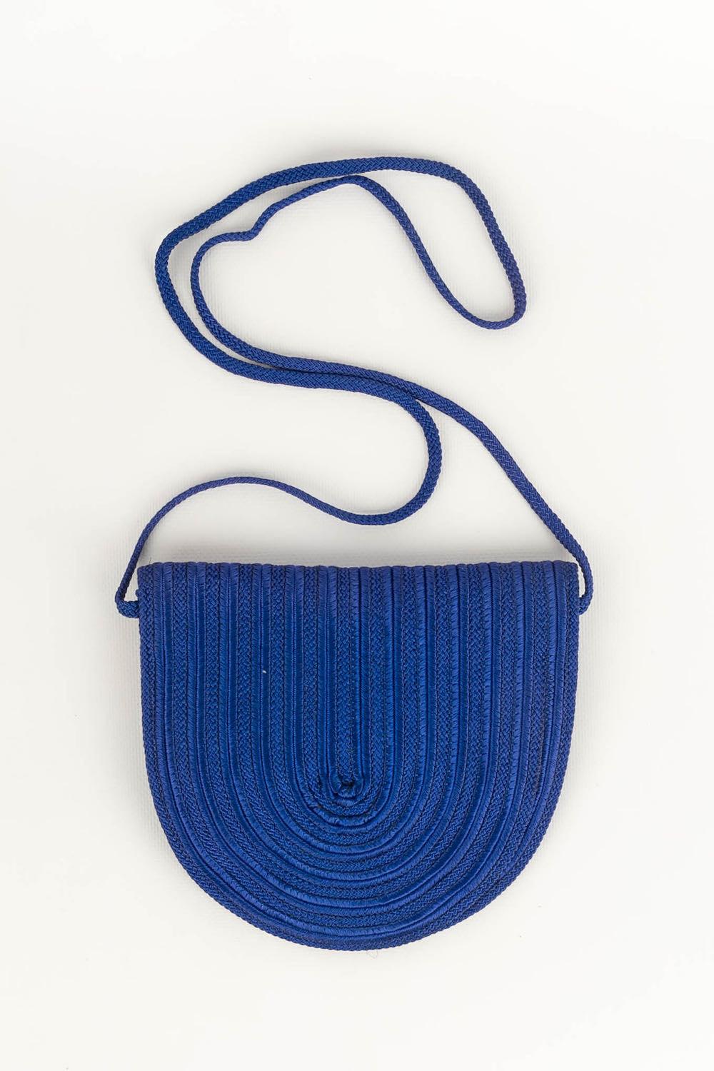 Nina Ricci -Bag in blue passementerie. To note, discoloration (see photo).

Additional information: 
Dimensions: Height: 17 m, Width: 19 cm, Handle: 105 cm
Condition: Good condition
Seller Ref number: S117
