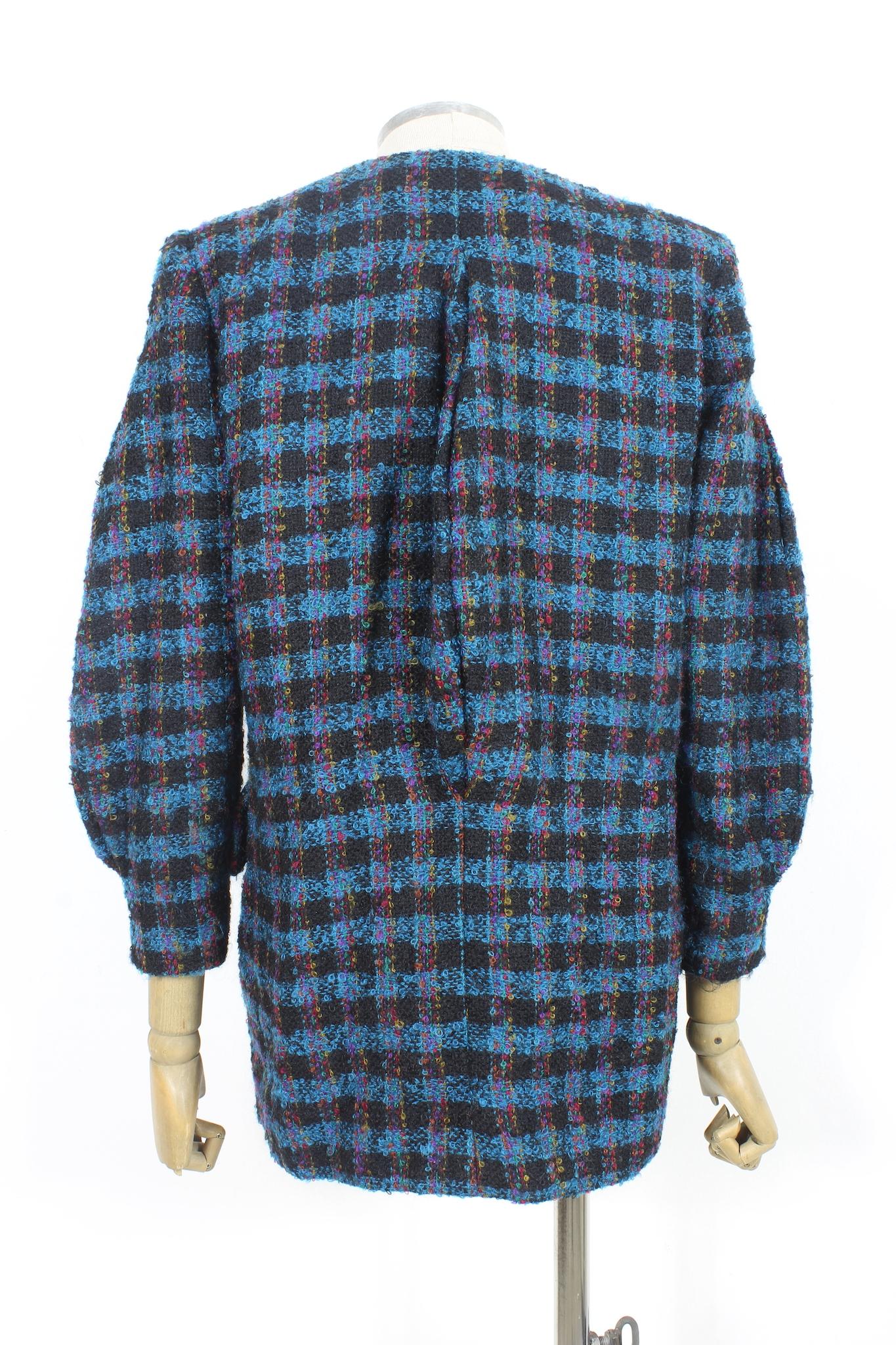 Manteau en boucle Nina Ricci vintage des années 80. Bleu, noir et rouge, motif à carreaux, manches qui se rétrécissent de la largeur vers les poignets. 100% laine, doublé à l'intérieur. Fabriqué en France.

Taille : 42 It 8 Us 10 Uk 38 Fr

Epaule :