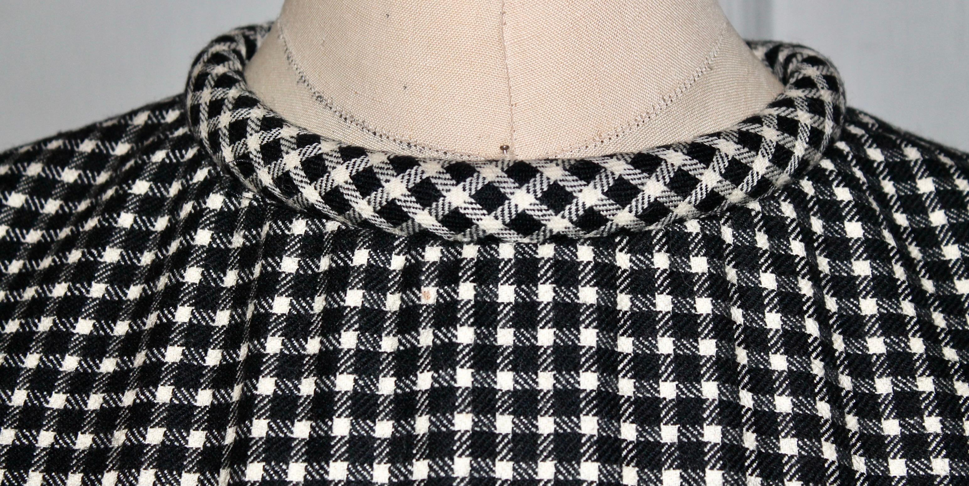 Robe en laine noire et blanche « Boutique » de Nina Ricci en vente 1