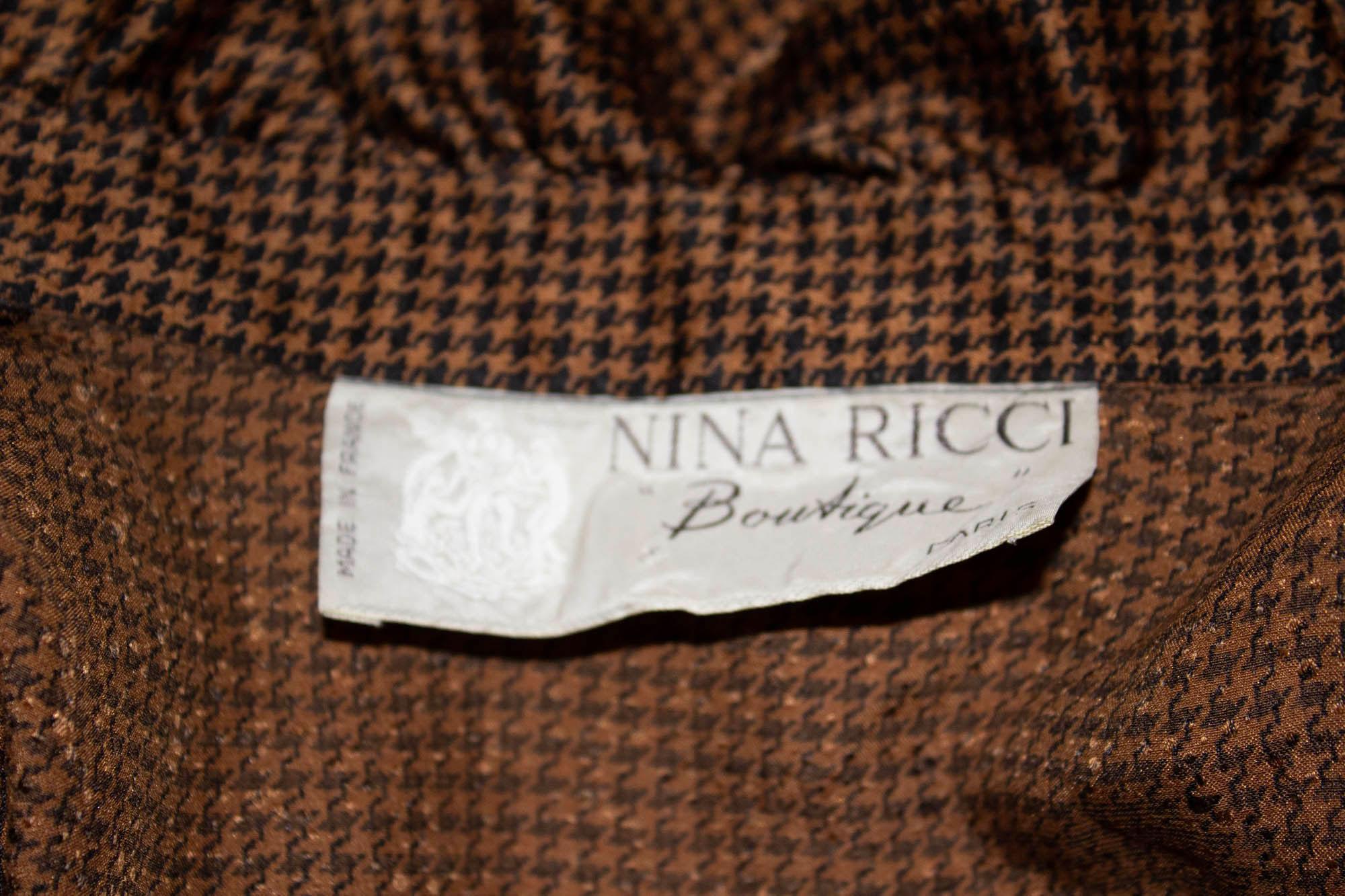 Eine hübsche Vintage-Seidenbluse von Nina Ricci Paris. Die Seide ist sehr weich und hat einen Druck in Gold und Schwarz. Es hat einen gebundenen Halsausschnitt, Rüschen am  im Bereich der Passe und Rüschen am Ärmel. 
Maße: Büste bis zu 40'' Länge