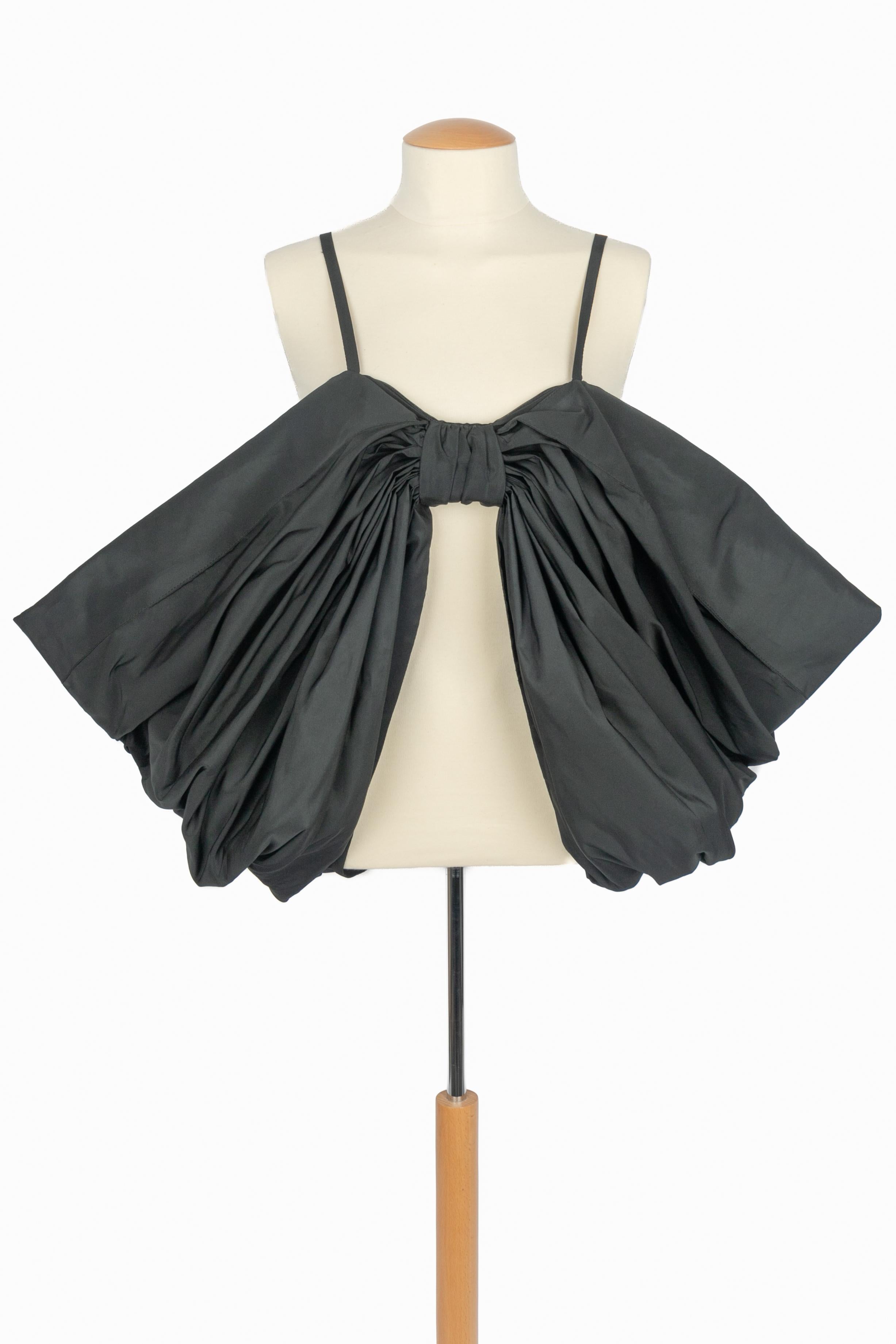 NINA RICCI - Top negro con tirantes y lazo XXL. Se indica la talla 36FR. Colección Otoño-Invierno 2023 bajo la dirección artística de Harris Reed.

Estado:
Muy buen estado

Dimensiones:
Pecho: de 38 cm a 40 cm - Anchura del arco: 90 cm - Altura del