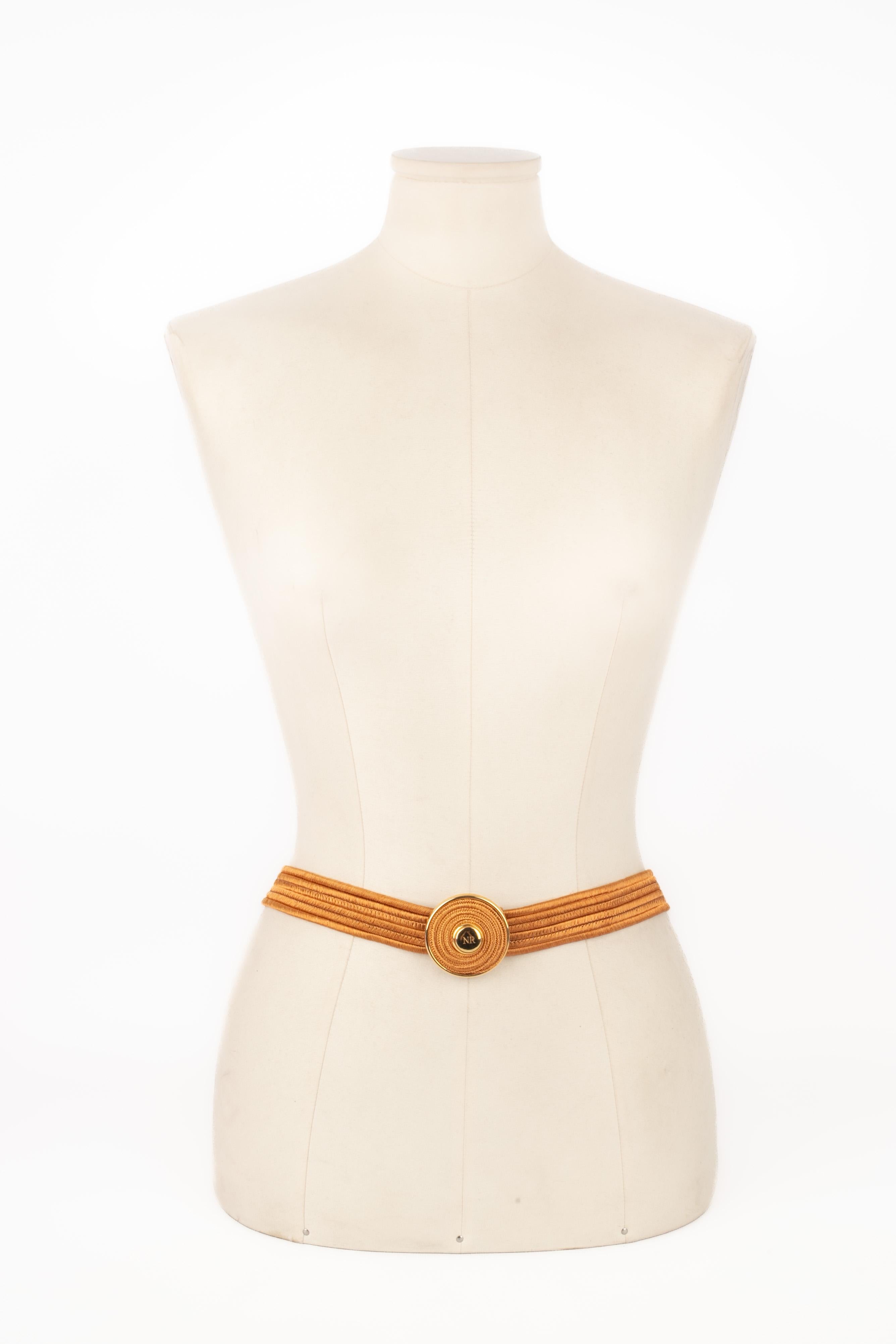 NINA RICCI - (Made in France) Cinturón de pasamanería dorada y metal.

Estado :
Buen estado

Dimensiones:
Longitud : 84 cm

SKU:ACC205

Nina Ricci
La casa de moda Nina Ricci, fundada en 1932 por Maria 
