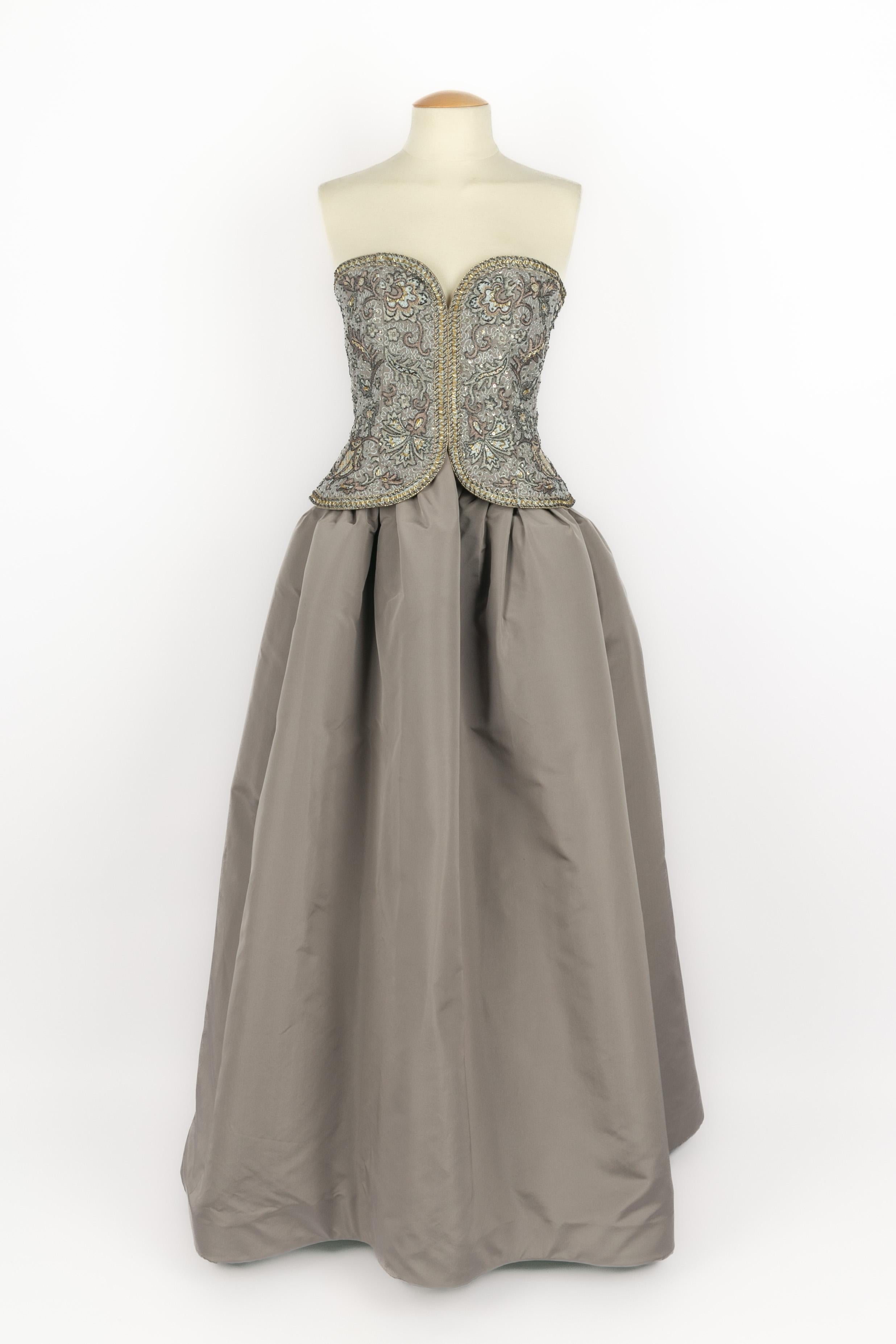 NINA RICCI - (Made in France) Graues, korsettartiges, mit Perlen besticktes Bustierkleid. Zusammensetzung und Größenetiketten fehlen, es passt einer 36FR. Herbst-Winter-Haute-Couture-Kollektion 1996-1997 unter der künstlerischen Leitung von Gérard