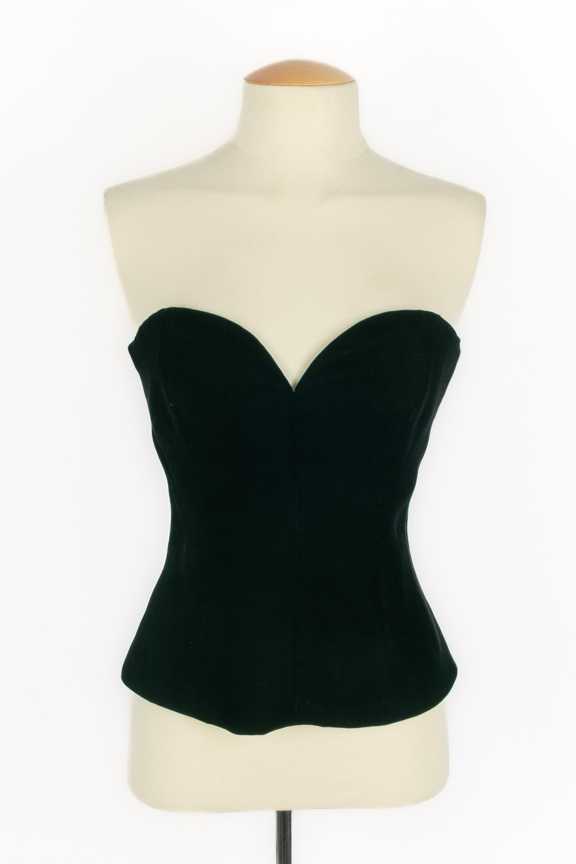 NINA RICCI - (Fabriqué en France) Top bustier en velours noir. Composition et labels de taille manquants, il convient à un 36FR.

Condit :
Très bon état.

Dimensions :
Poitrine : 40 cm - Taille : 34 cm - Longueur : 40 cm

SKU:FH231