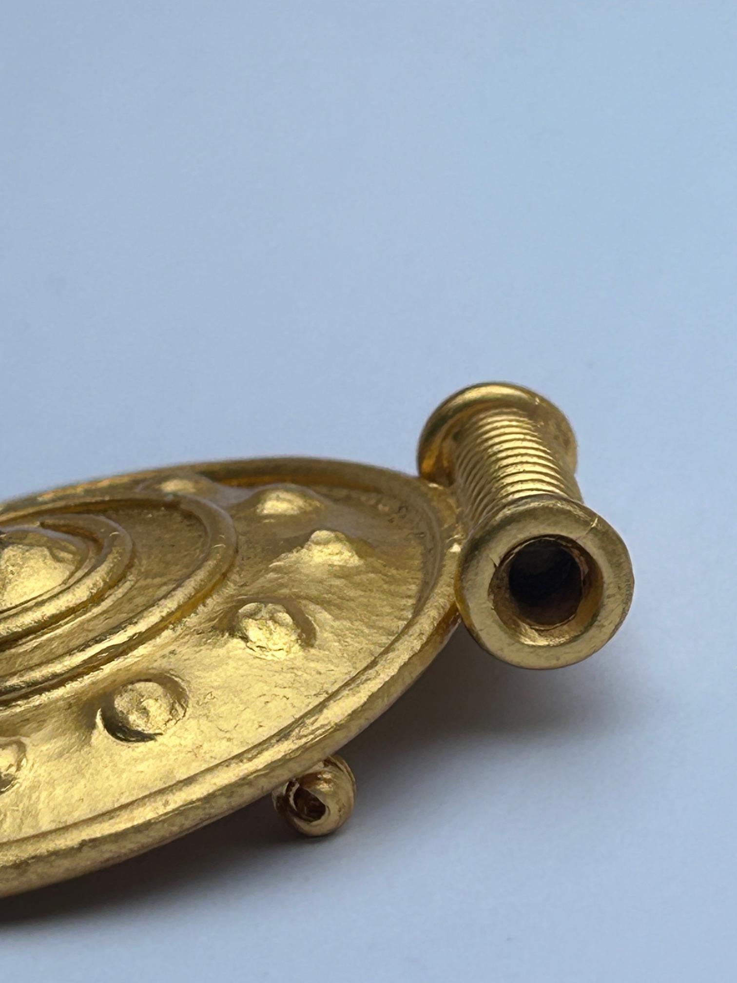 Broche de metal dorado estilo botón de Nina Ricci, firmado y fechado en 1985. en Excelente estado para la venta en Canterbury, England