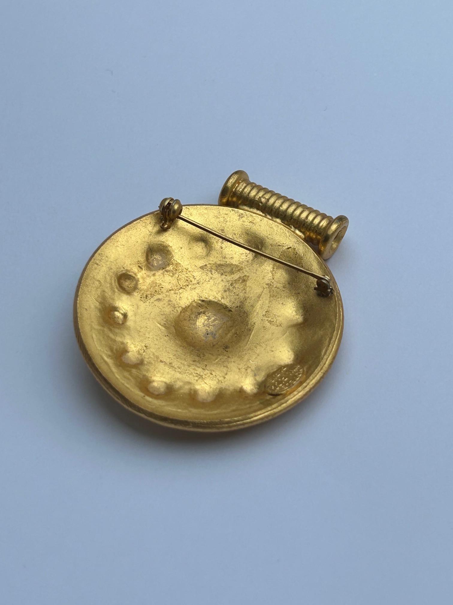 Femenino o masculino Broche de metal dorado estilo botón de Nina Ricci, firmado y fechado en 1985. en venta