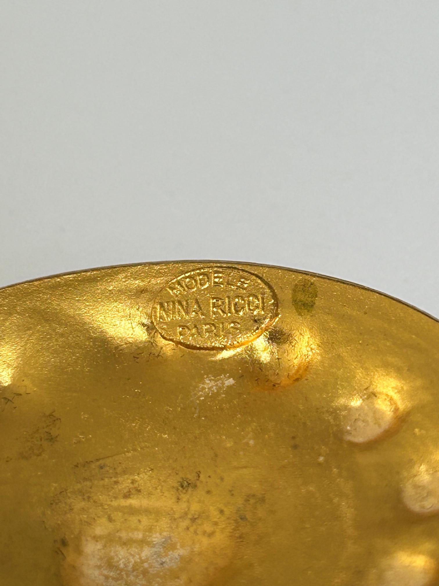 Broche de metal dorado estilo botón de Nina Ricci, firmado y fechado en 1985. en venta 1