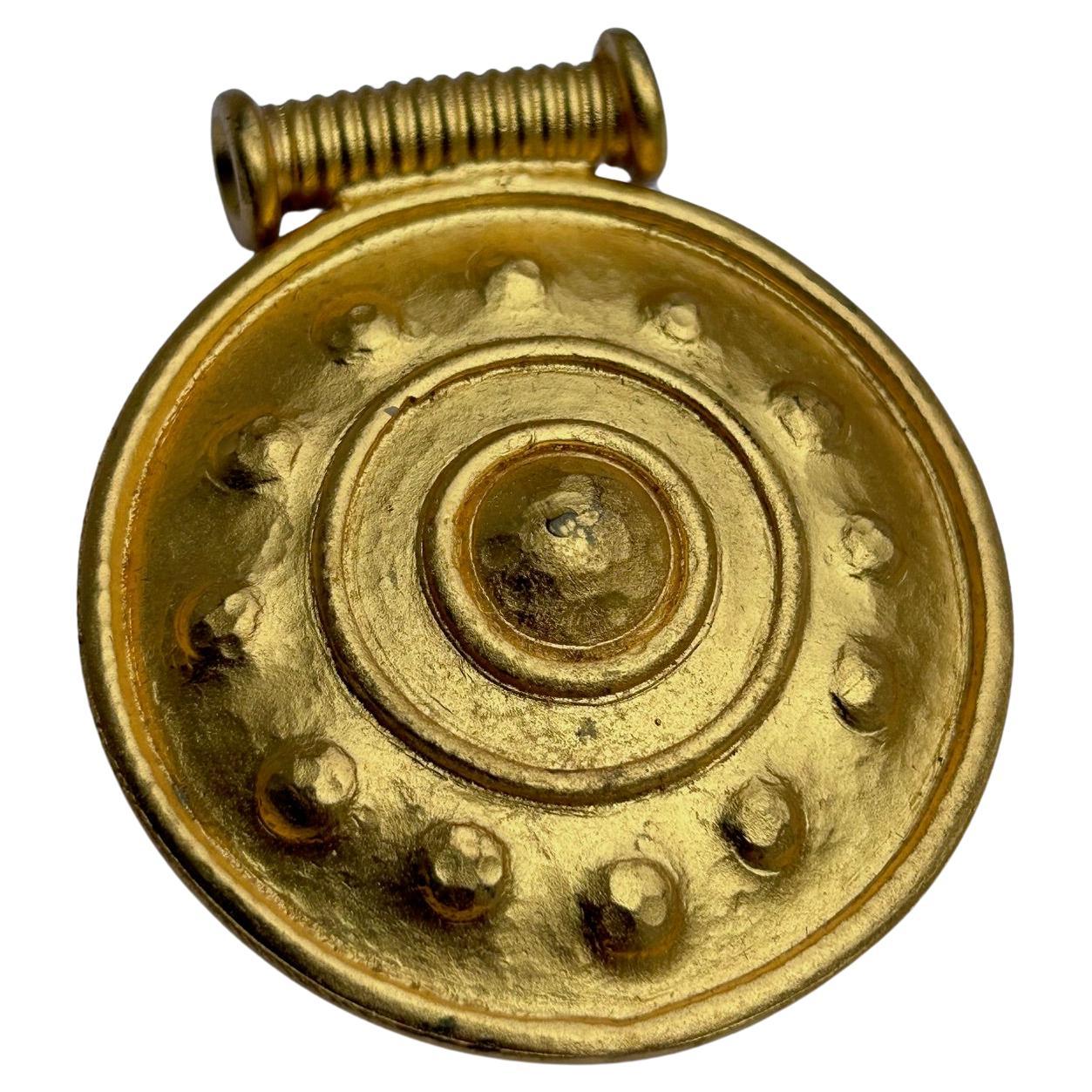 Broche de metal dorado estilo botón de Nina Ricci, firmado y fechado en 1985. en venta