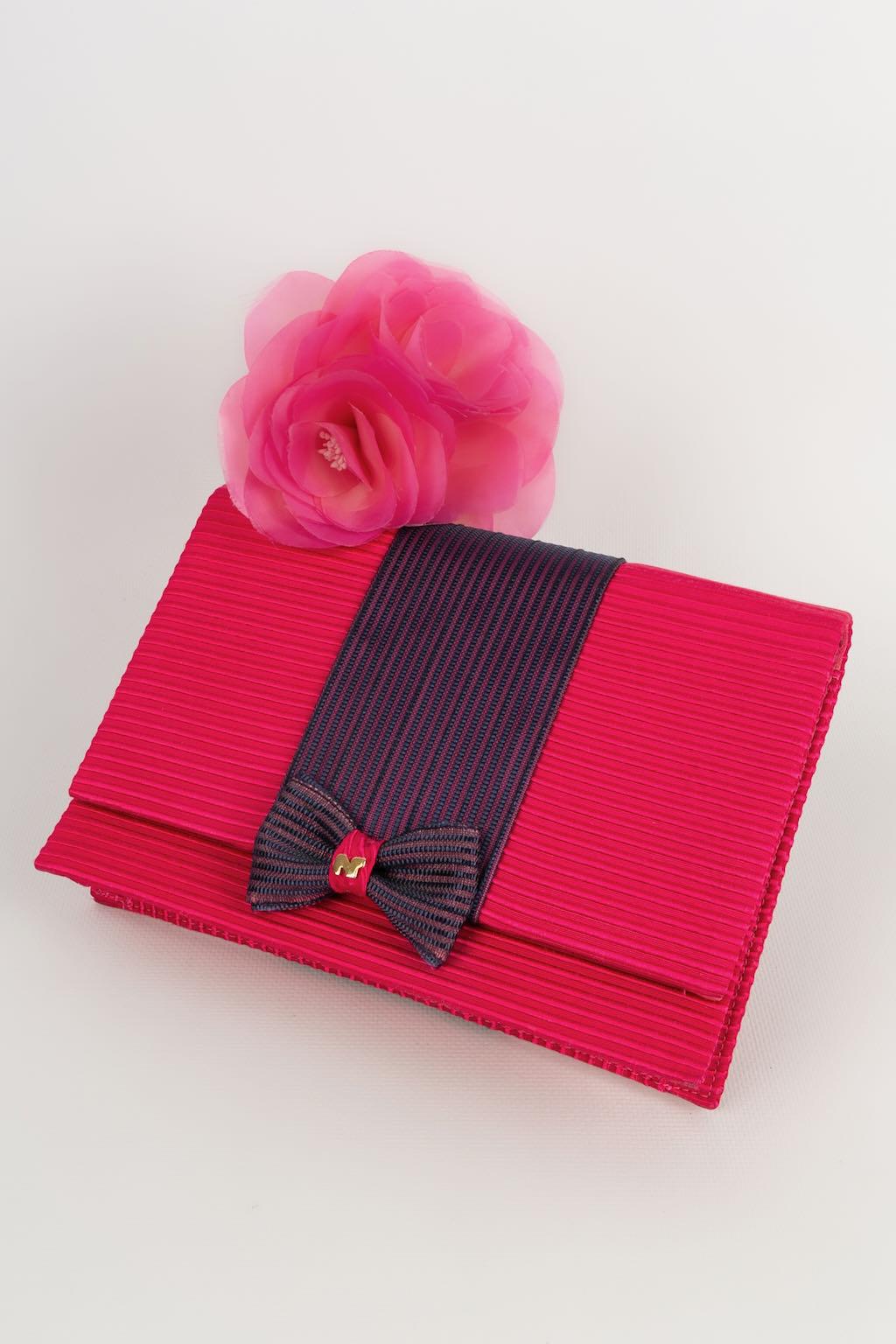 NINA RICCI -(Made in France) Passementerie pouch from the 1980s.

Condition:
Good condition

Dimensions:
Width : 21 cm - Height : 15 cm - Depth : 5 cm - Handle : 98 cm

SKU:S1356